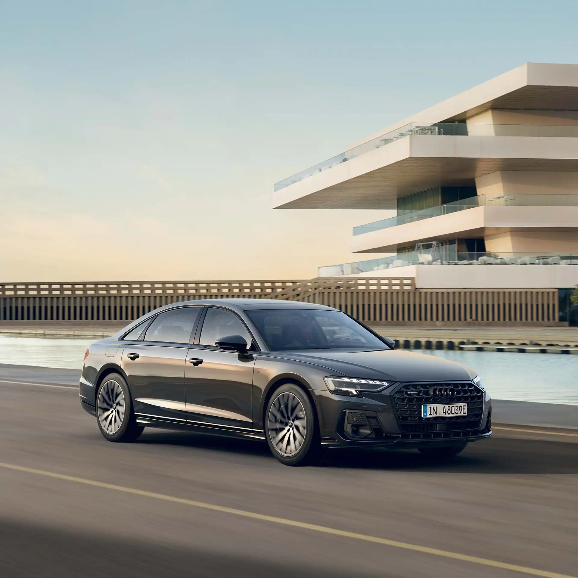 Dynamische Frontansicht Audi A8 L TFSI e