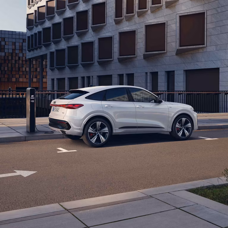 Audi Q5 Sportback e-hybrid Seitenansicht beim laden