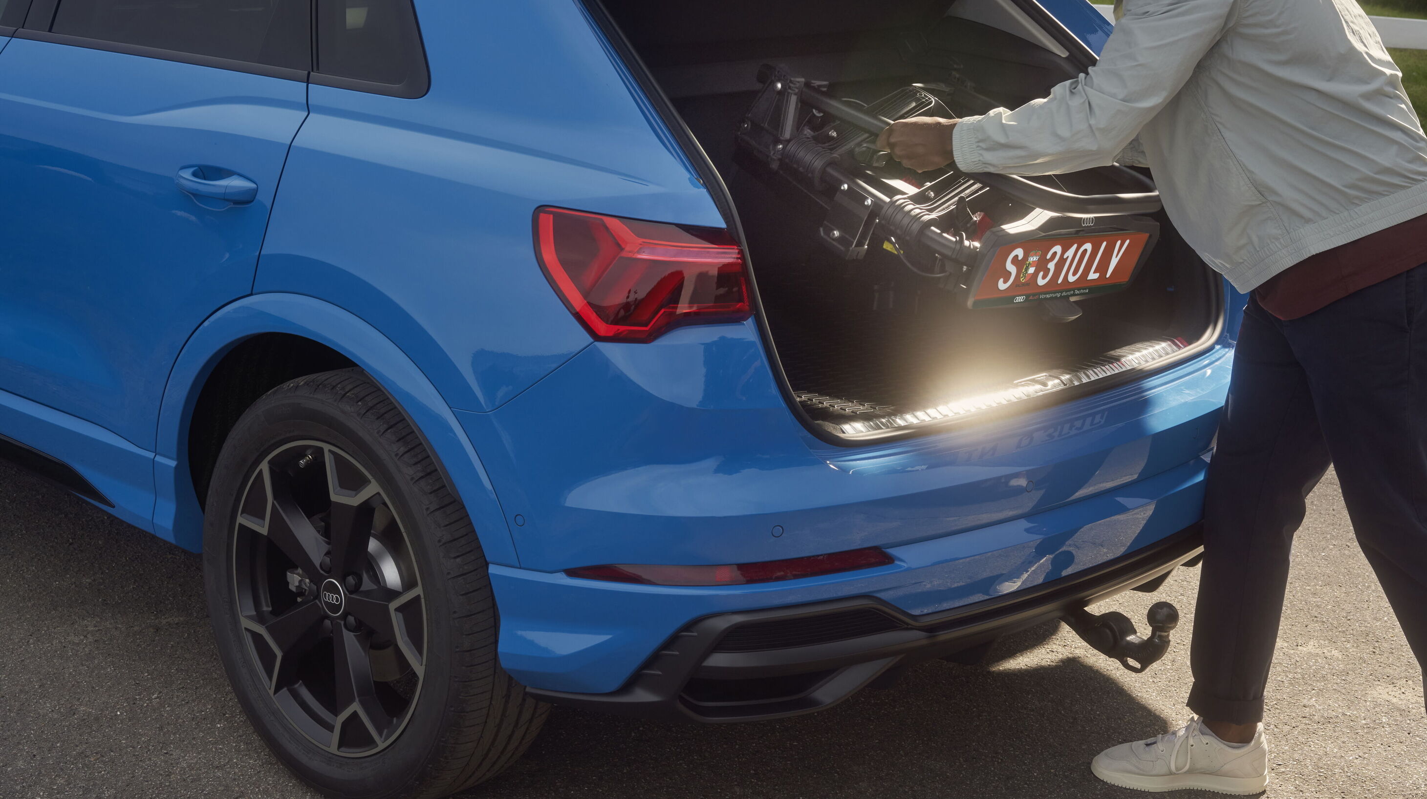 Ein Mann mit einem Audi Fahrradträgersystem
