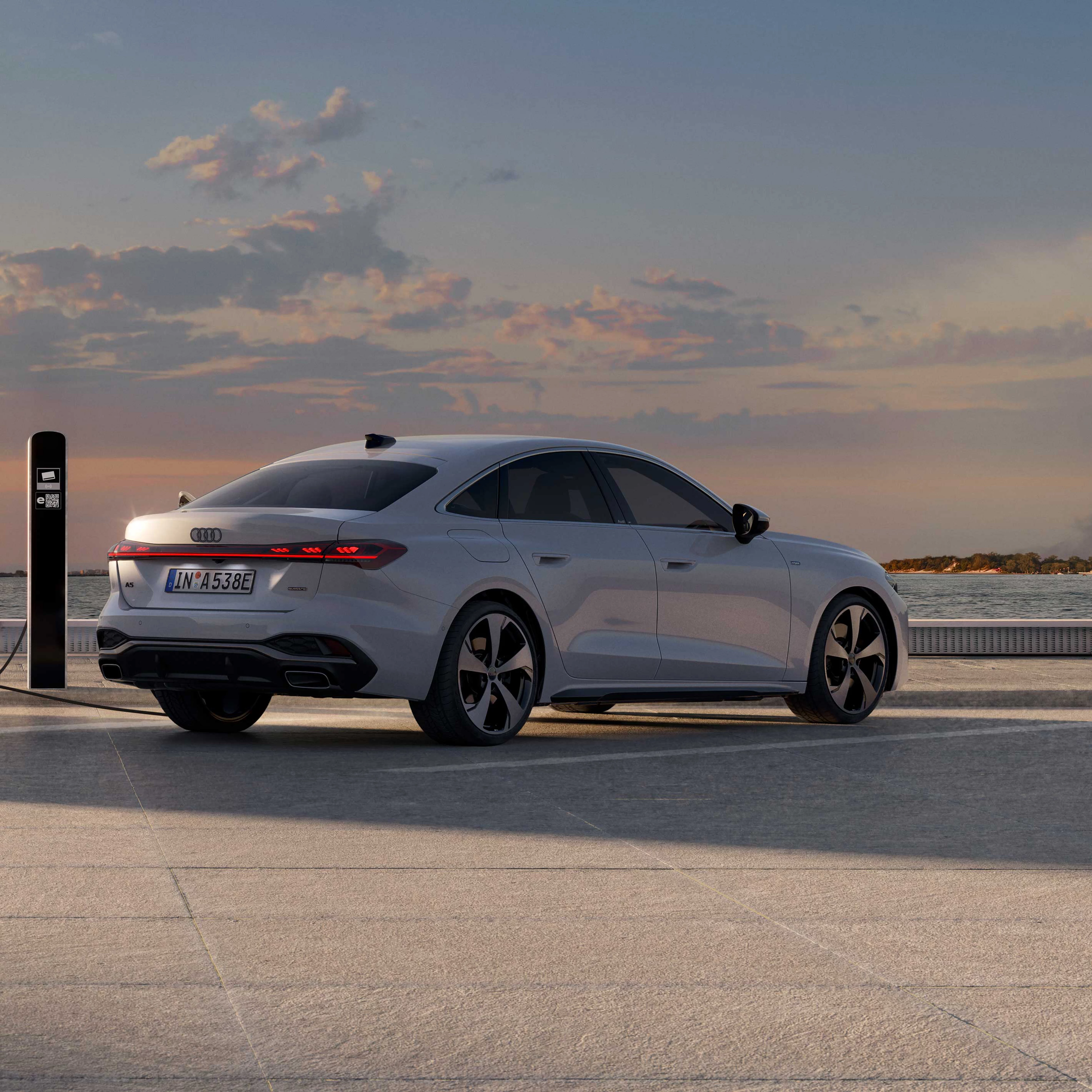 Audi A5 Limousine e-hybrid beim Laden 