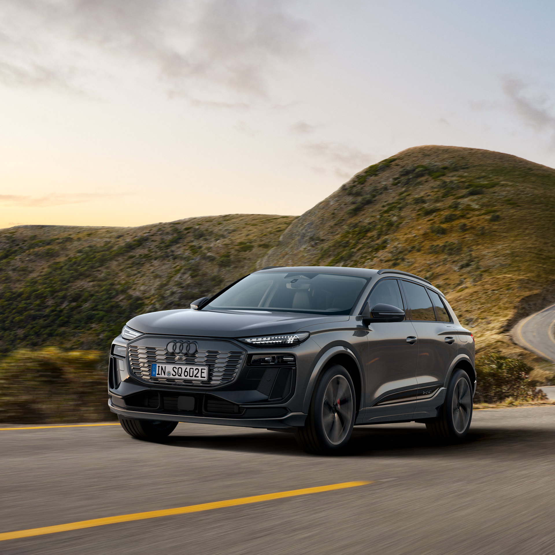 Prikaz sprednjega dela vozila Audi SQ6 SUV e-tron