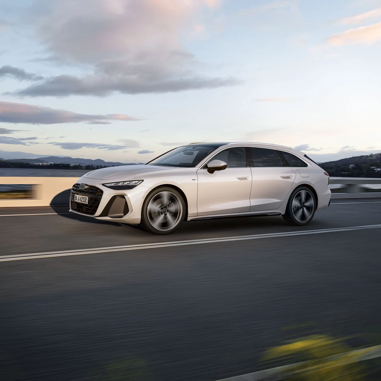 A6 Avant e-hybrid seitlich
