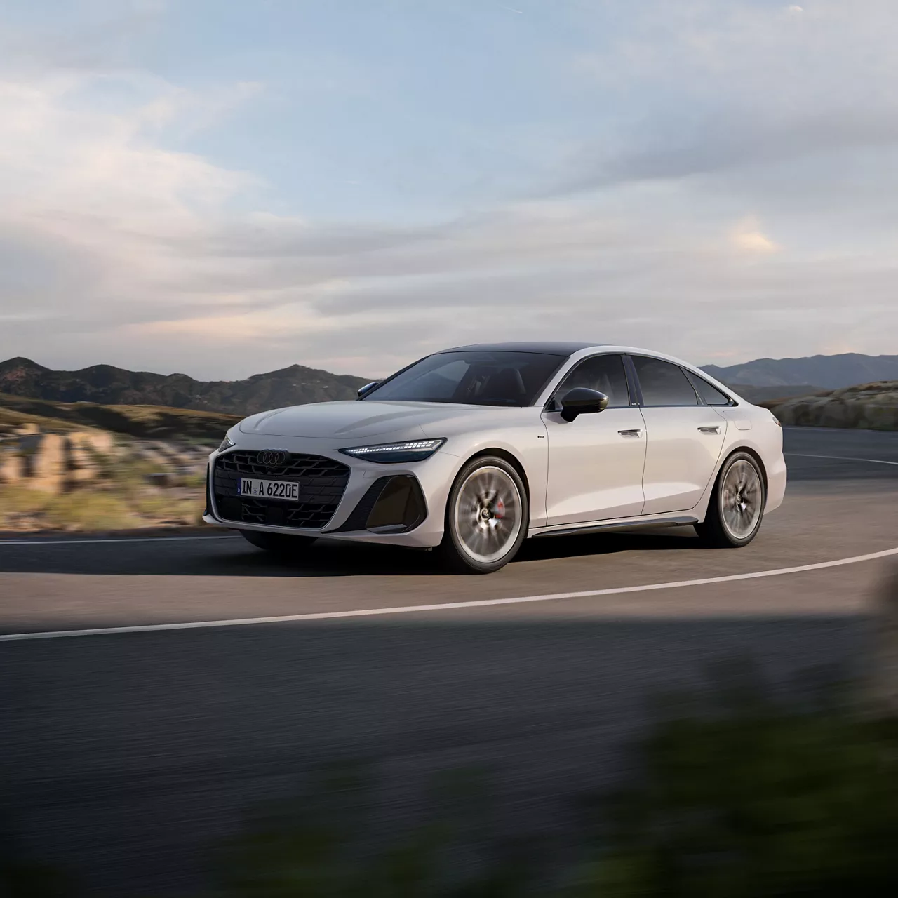 Audi A6 Limousine Seitliche Frontansicht in einer Dynamischen Fahrt in den Bergen