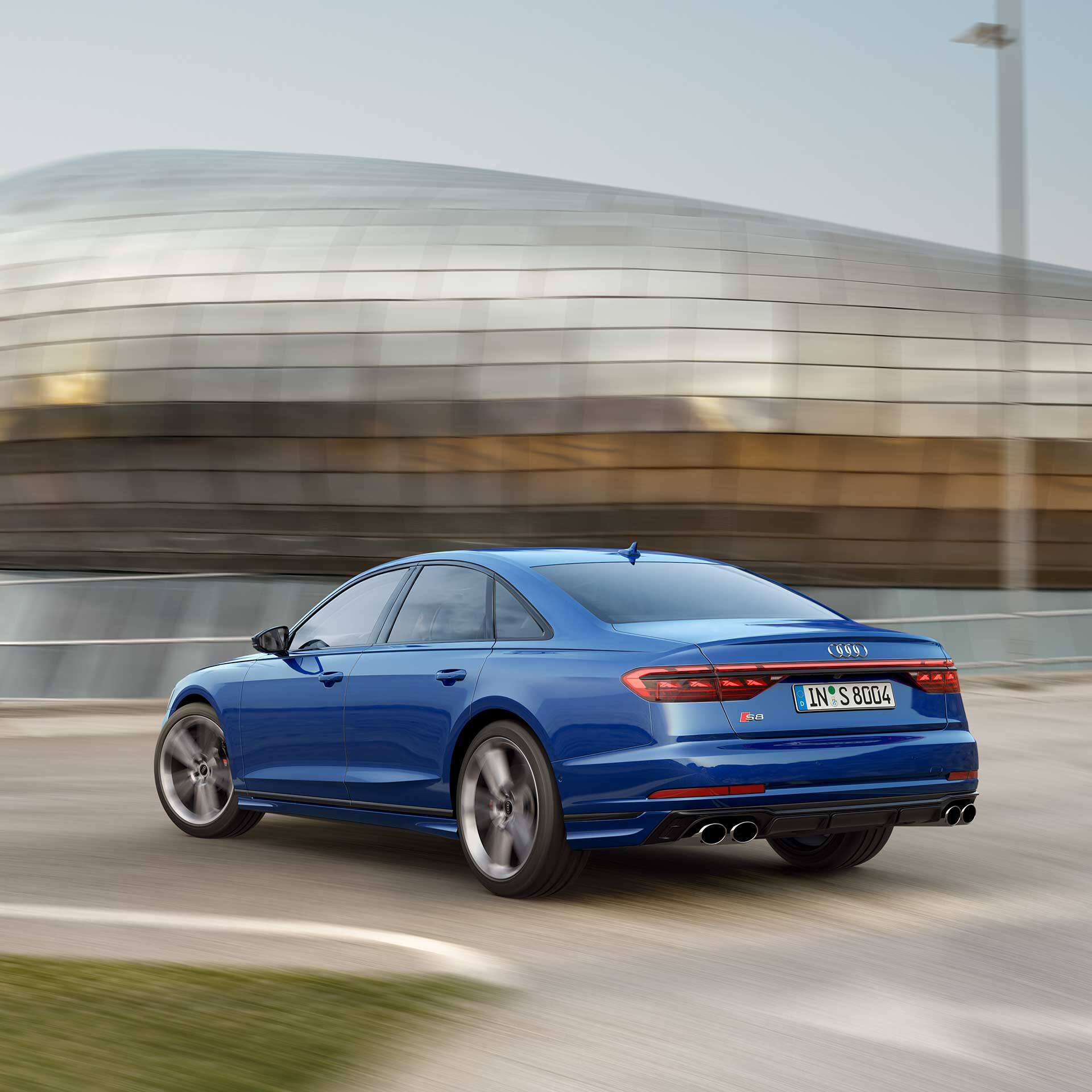 Seitliche Heckansicht Audi S8