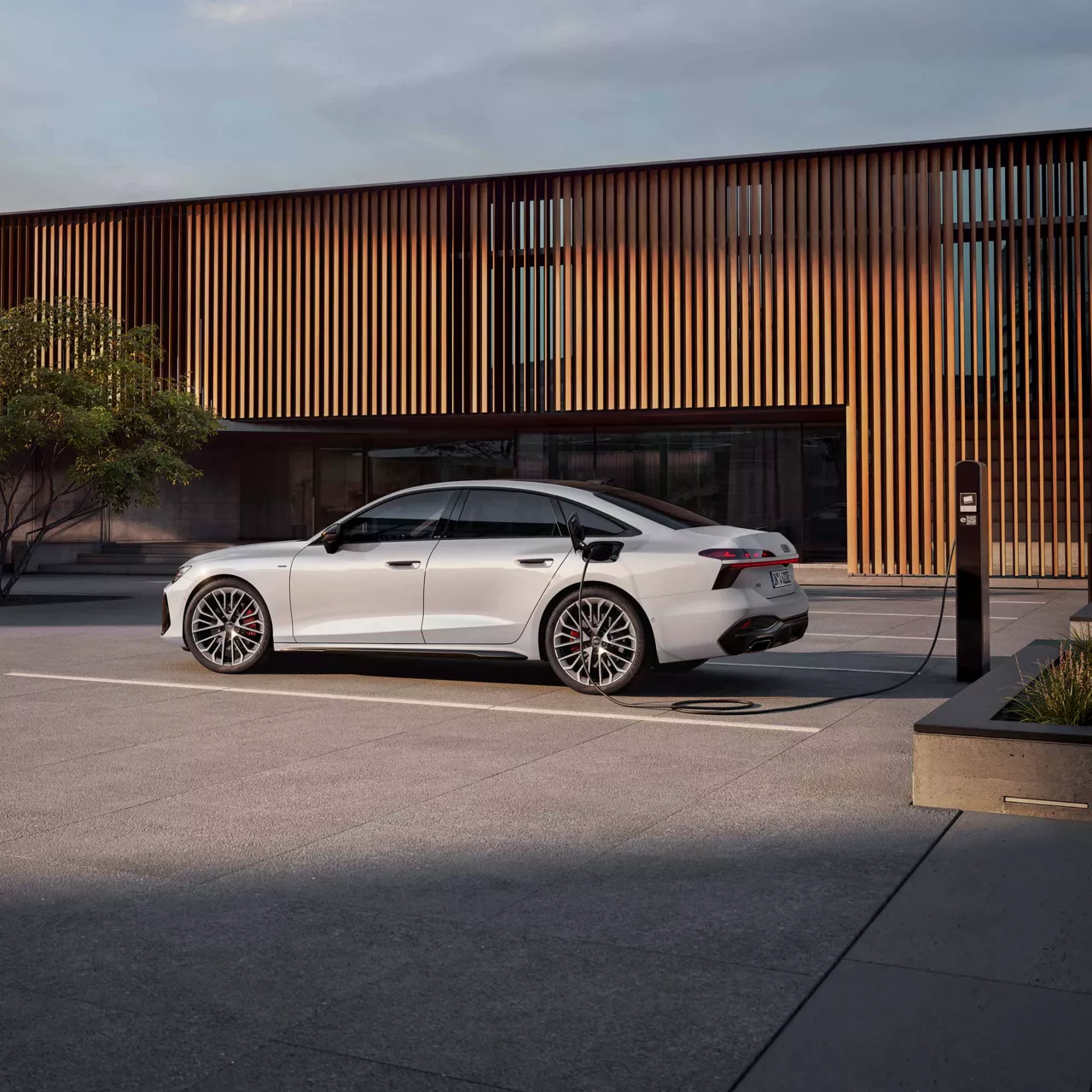 Audi A6 Limousine e-hybrid Bei laden von der Seit