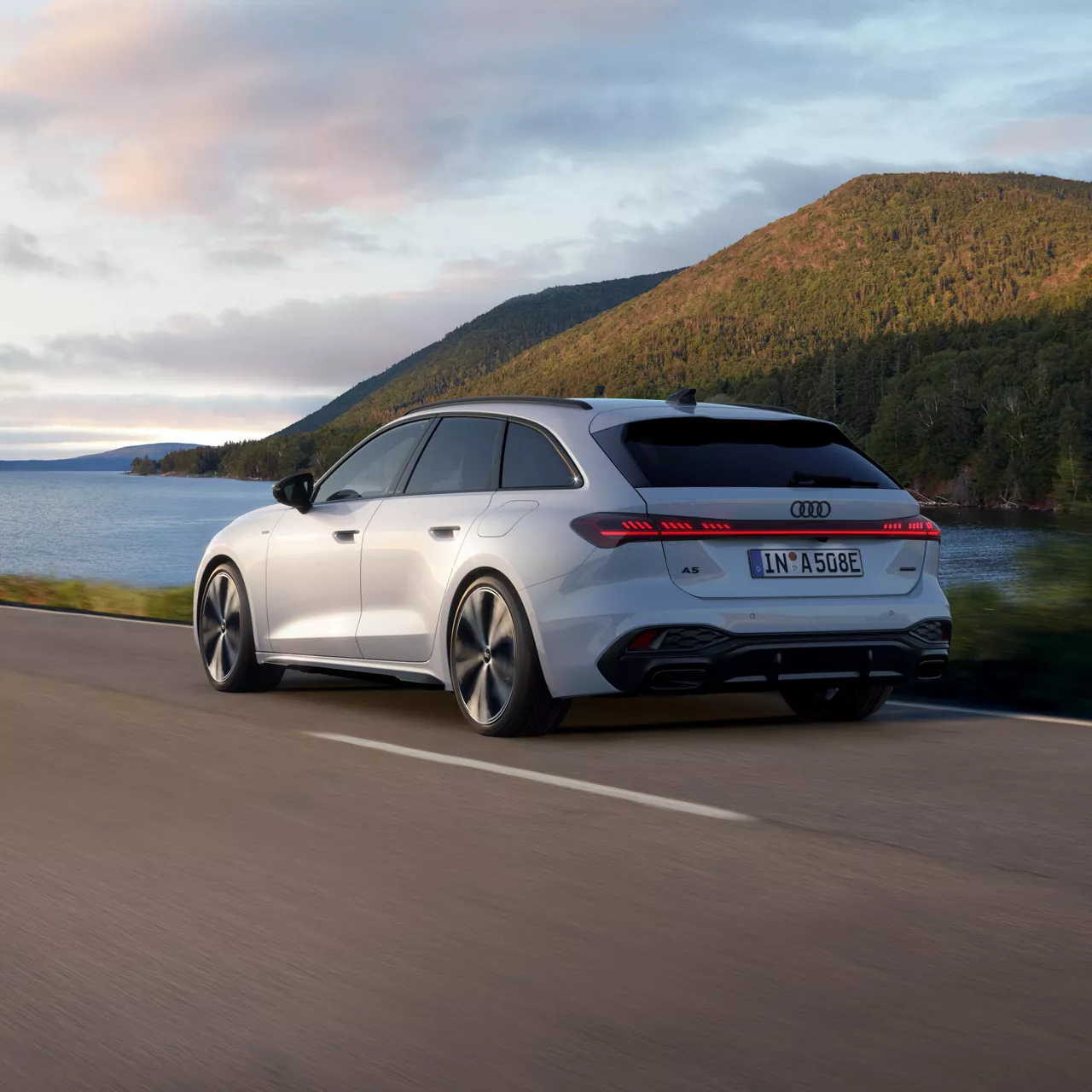 Audi A5 Avant e-hybrid Dynamische seitenansicht von hinten