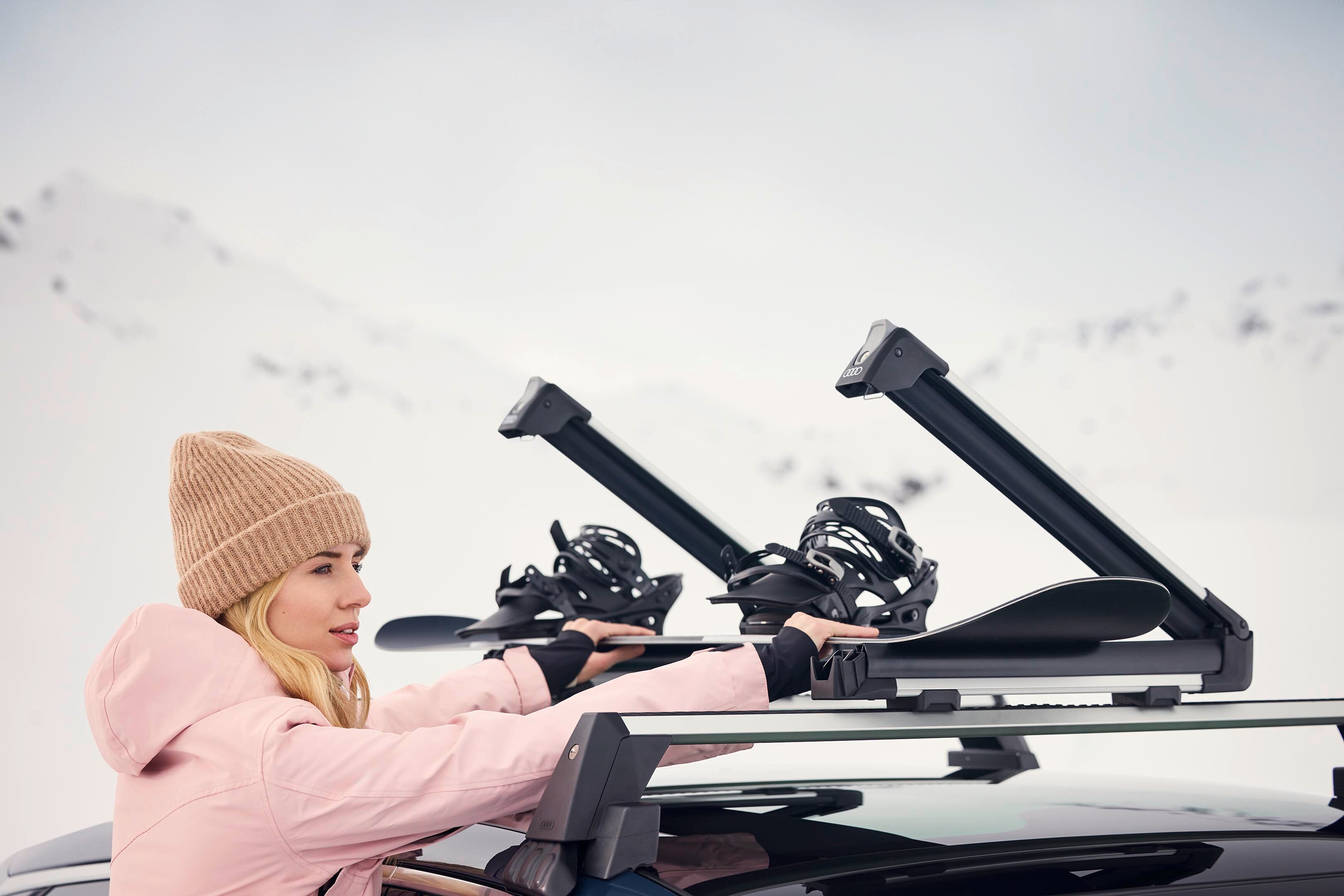 Zu sehen ist ein springender Skifahrer