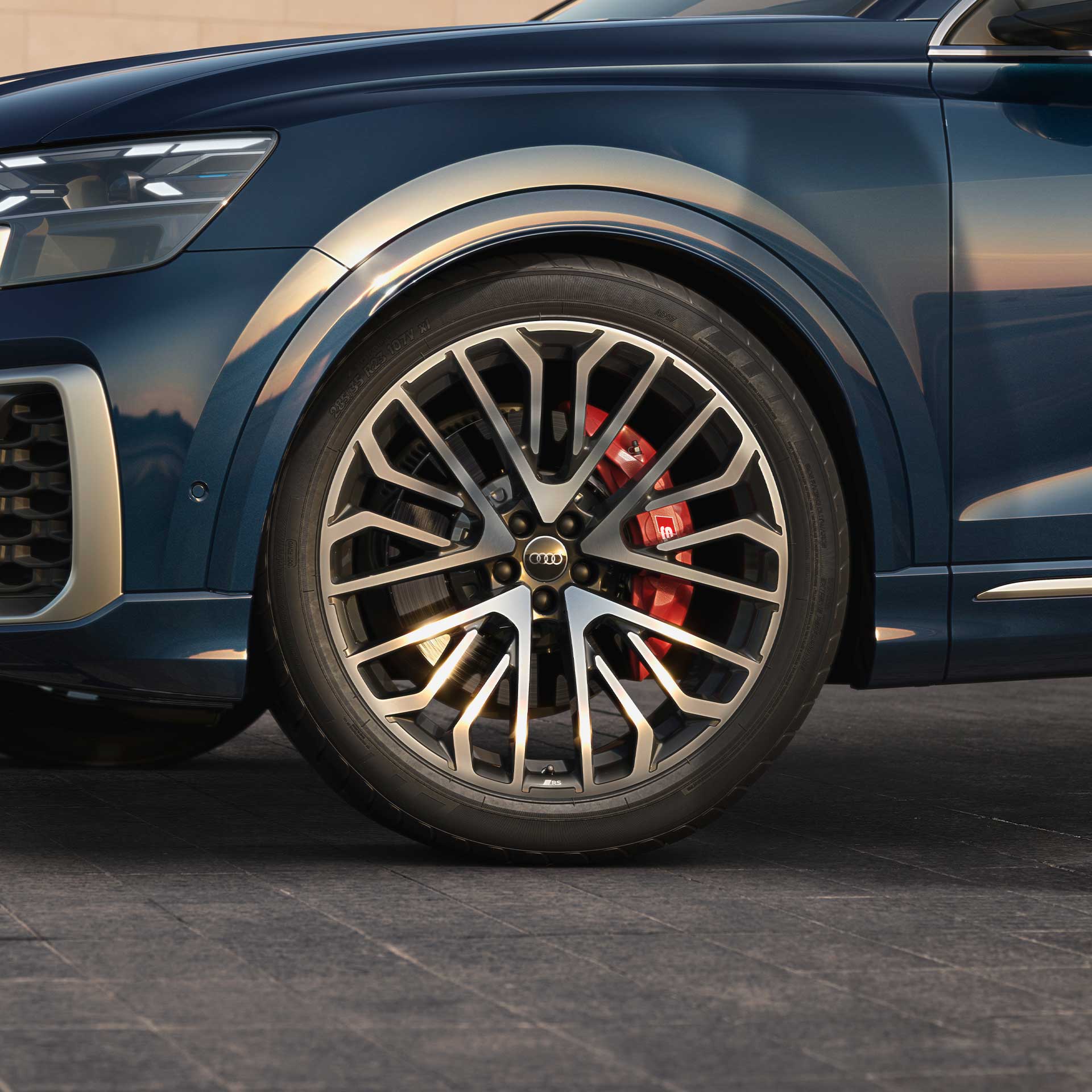 Seitenansicht vom Rad Audi SQ8 SUV