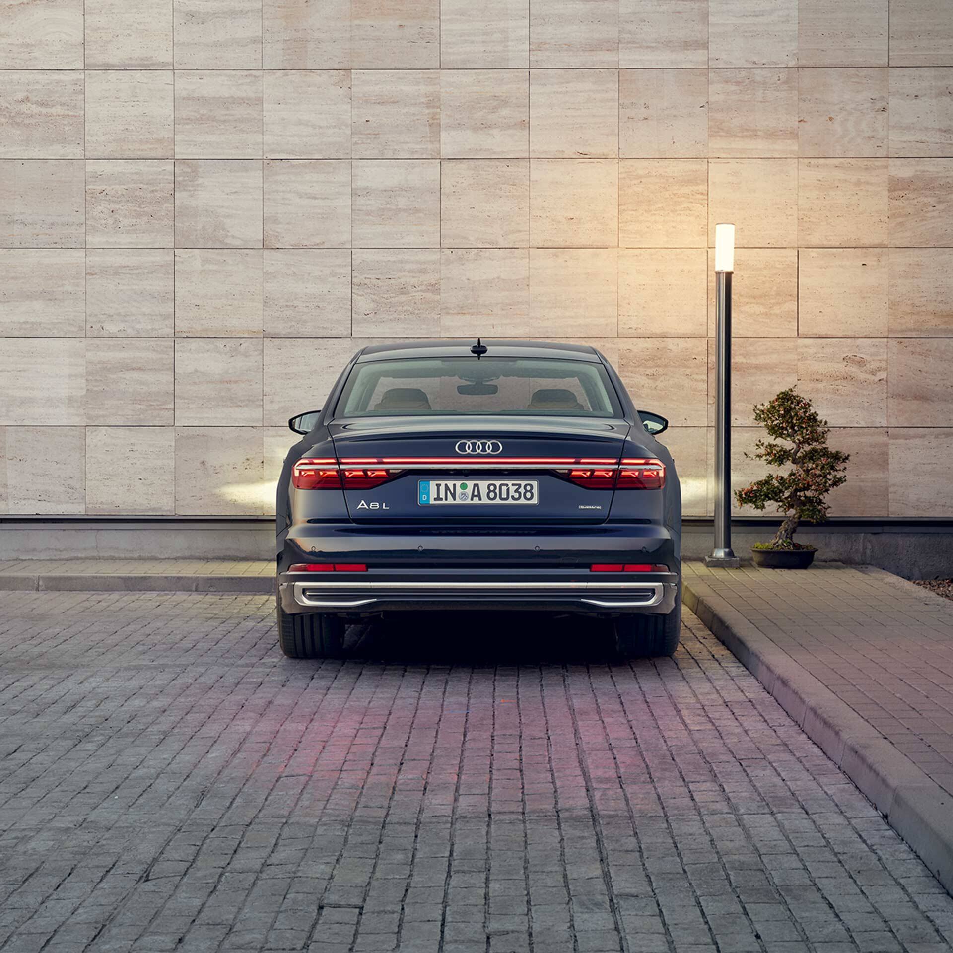 Heckansicht Audi 8 L