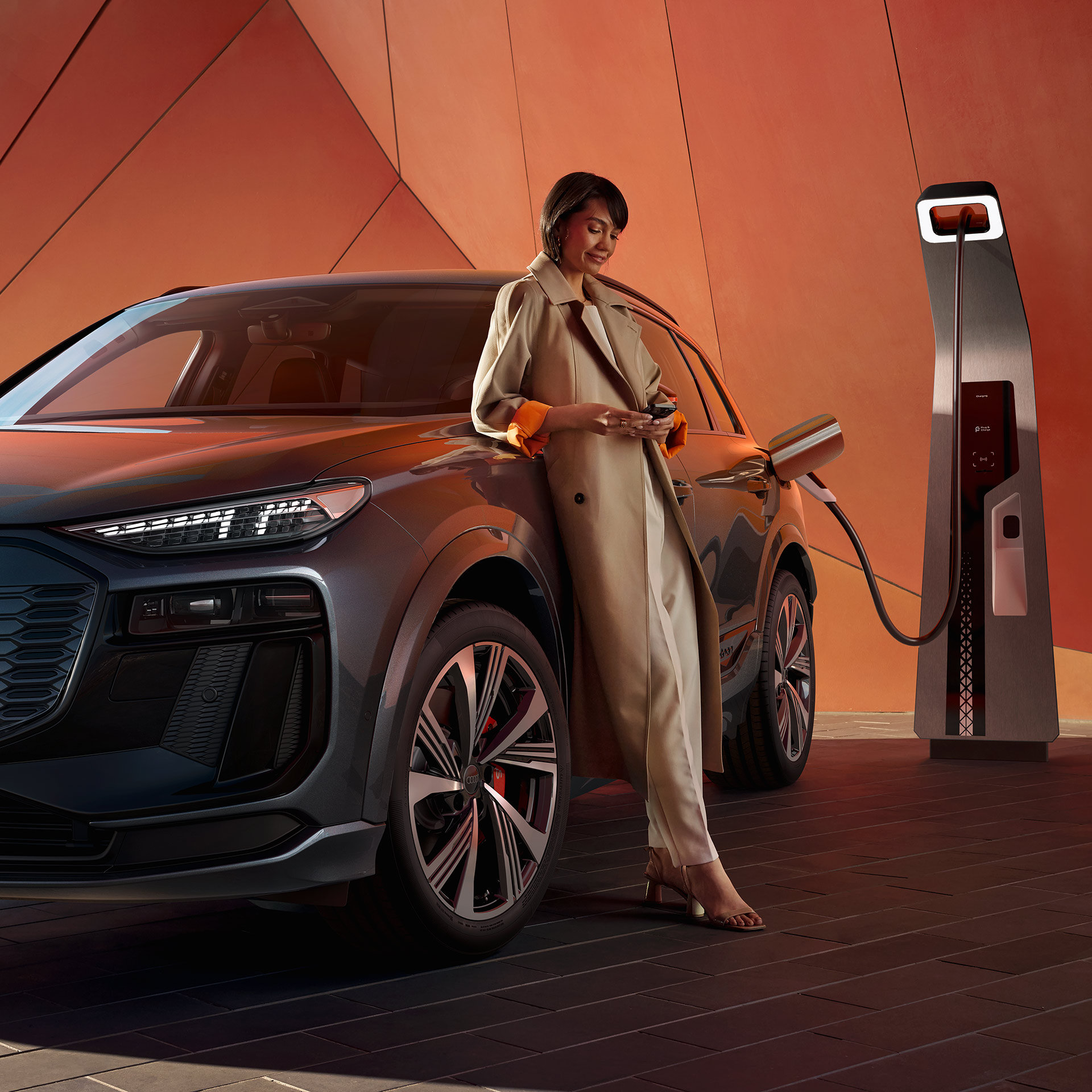 Polnjenje vozila Audi SQ6 SUV e-tron na hitri polnilni postaji