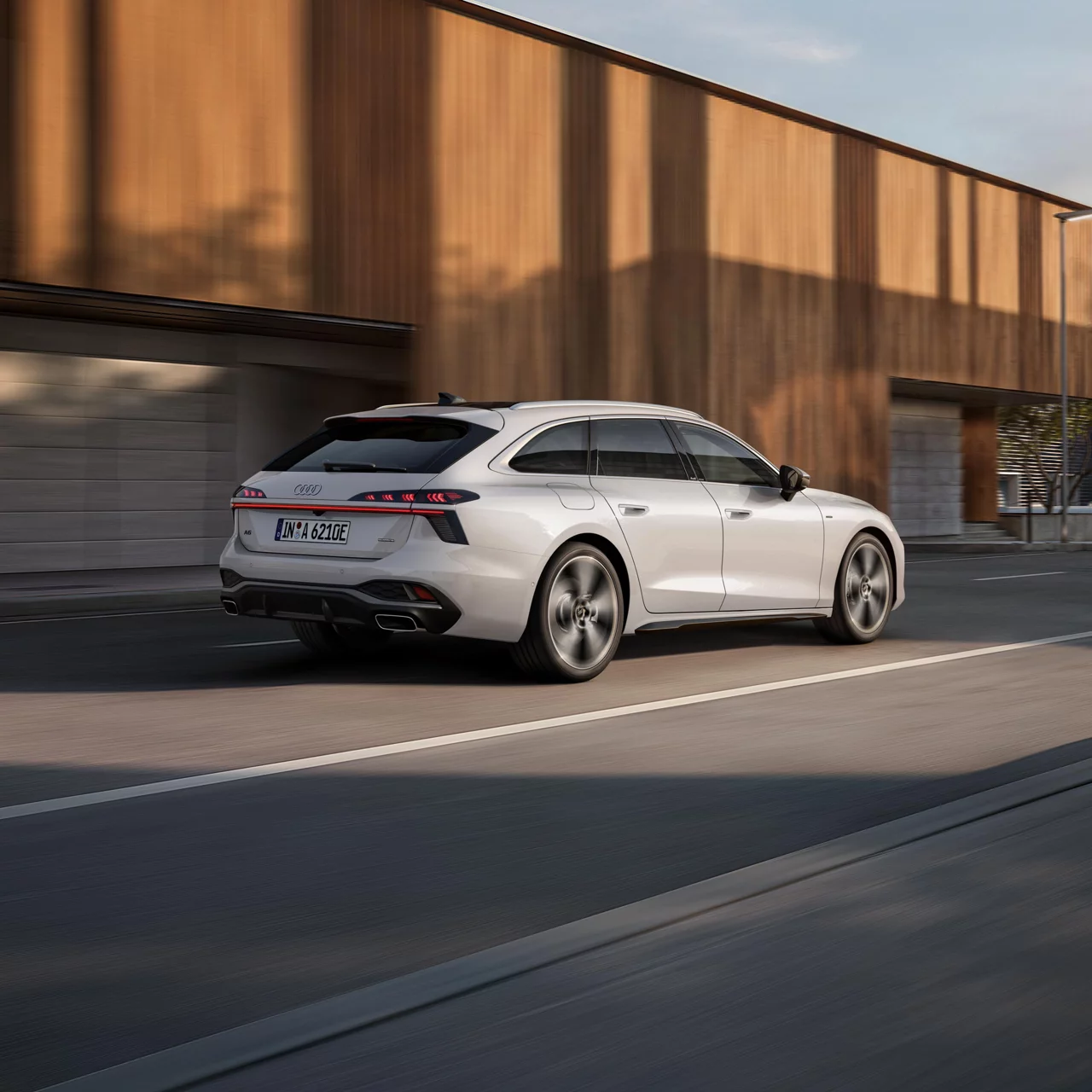 Audi A6 e-hybrid von schräg hinten
