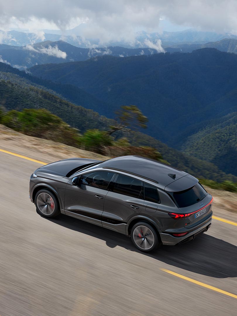 Dinamični prikaz zgornjega dela vozila Audi SQ6 SUV e-tron