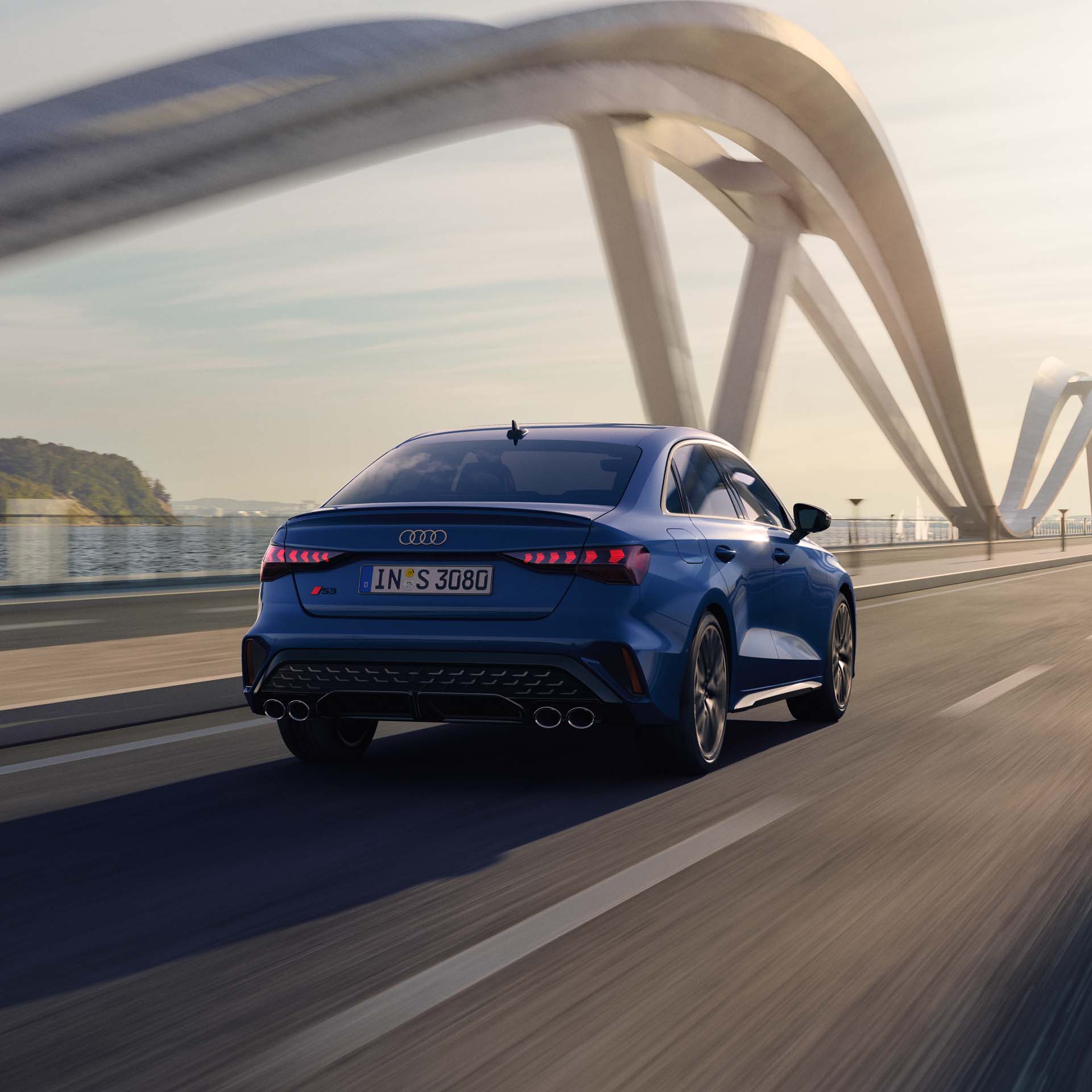 Dinamični prikaz stranskega dela vozila Audi S3 limuzina
