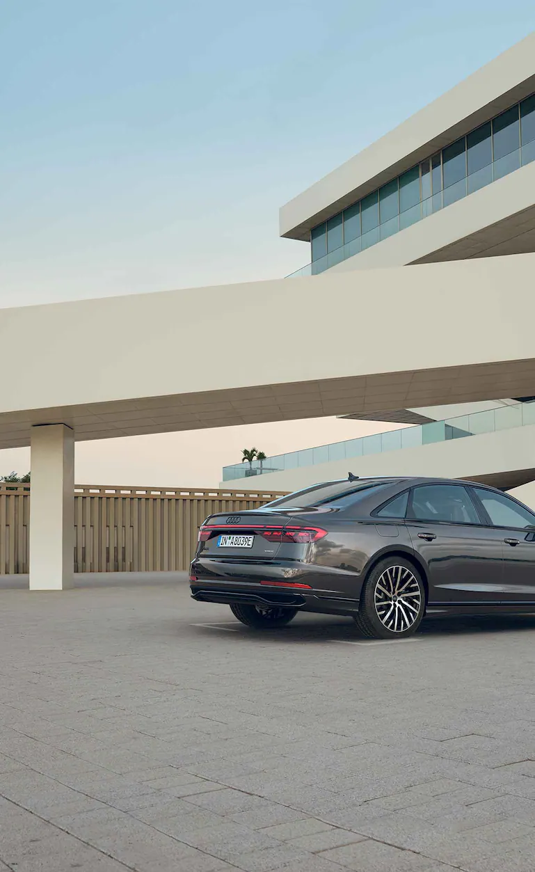 A8 L TFSI e seitlich