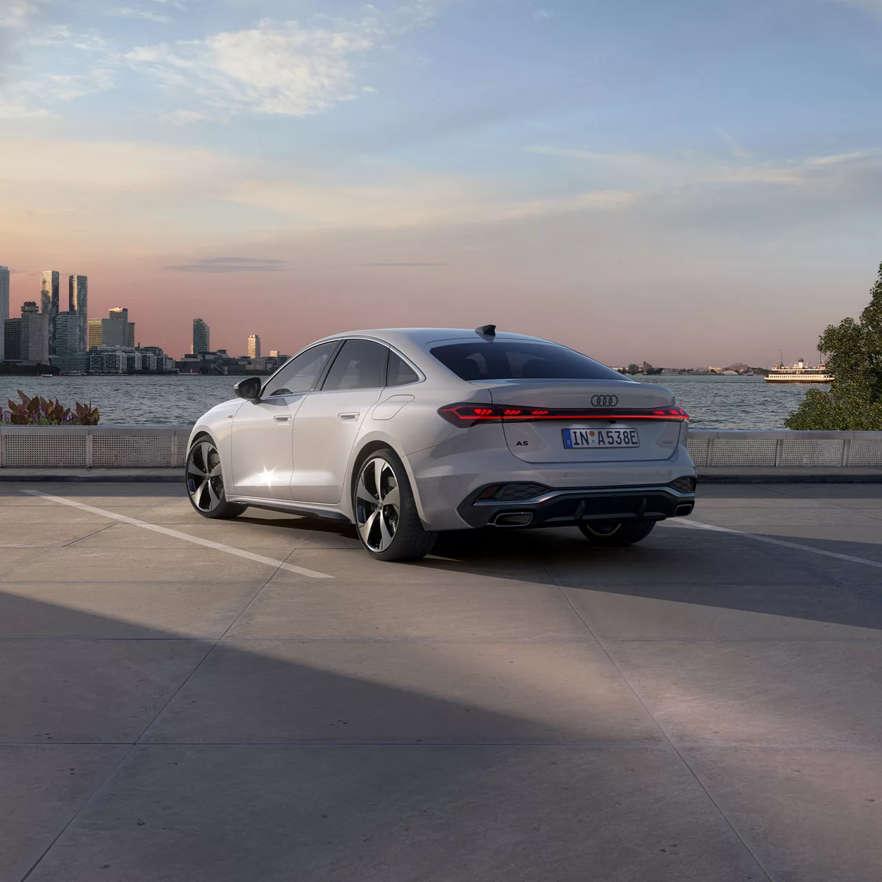 Audi A5 Limousine e-hybrid Auf einem Parkplatz vor der Stadt