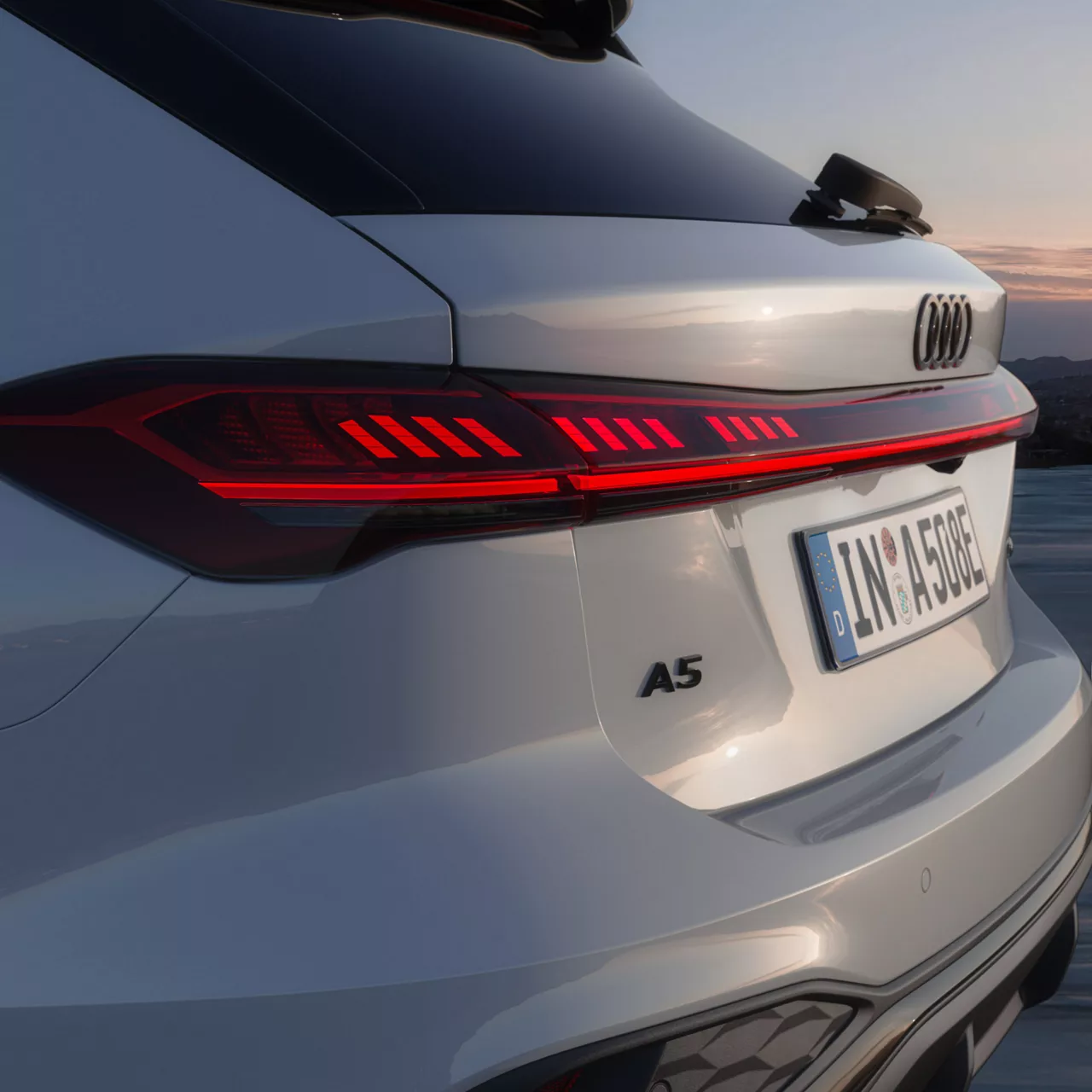 Heckansicht der Hecklichter des Audi A5 Avant e-hybrid 