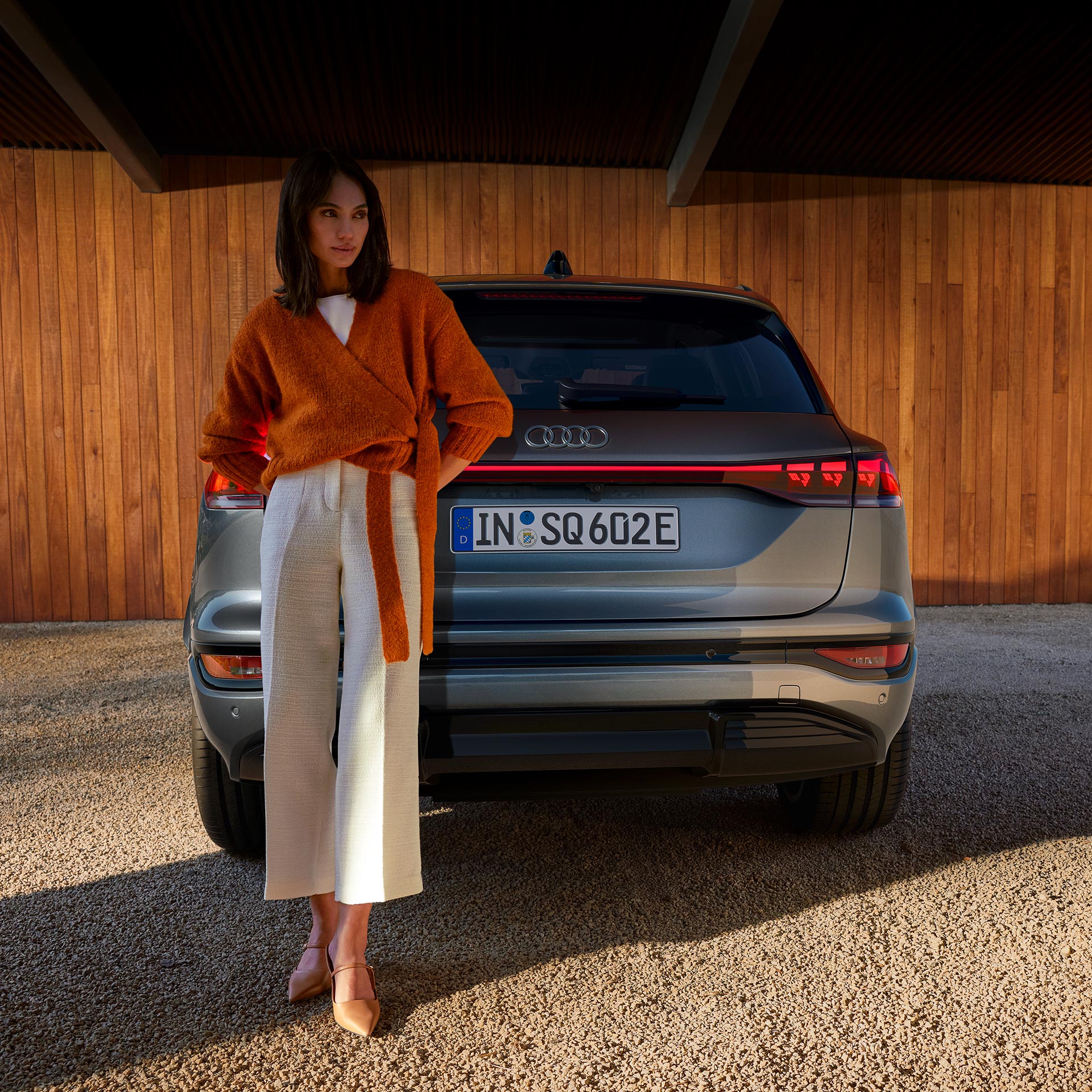 Prikaz zadnjega dela vozila Audi SQ6 SUV e-tron