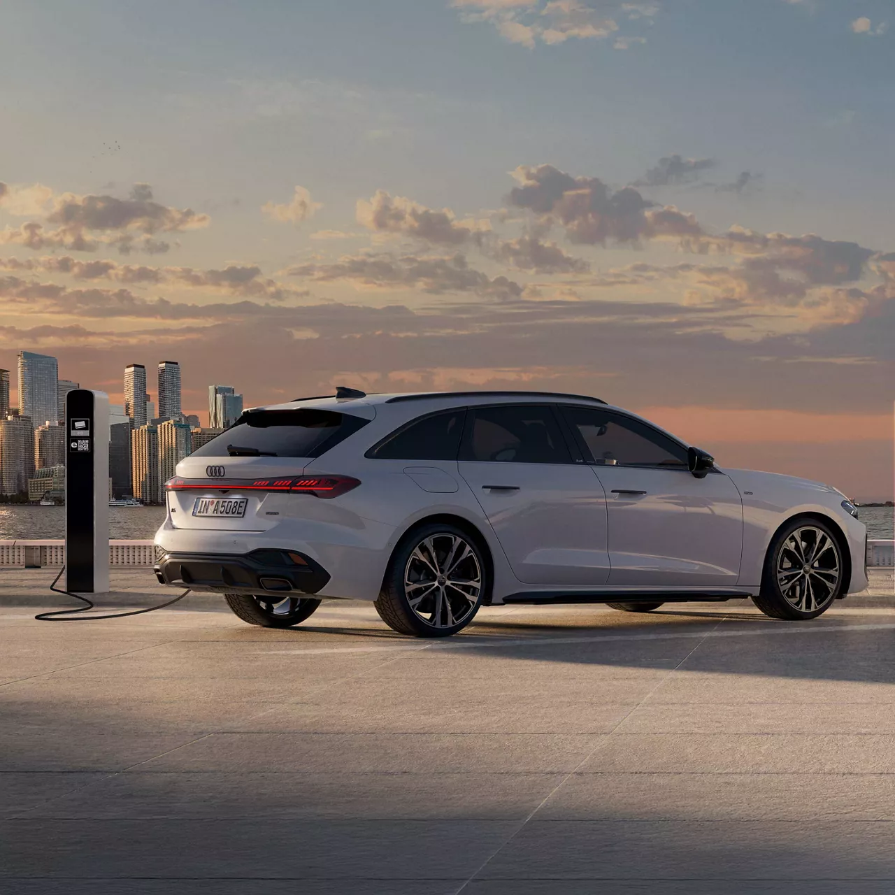 Audi A5 Avant e-hybrid Bei laden vorm Wasser