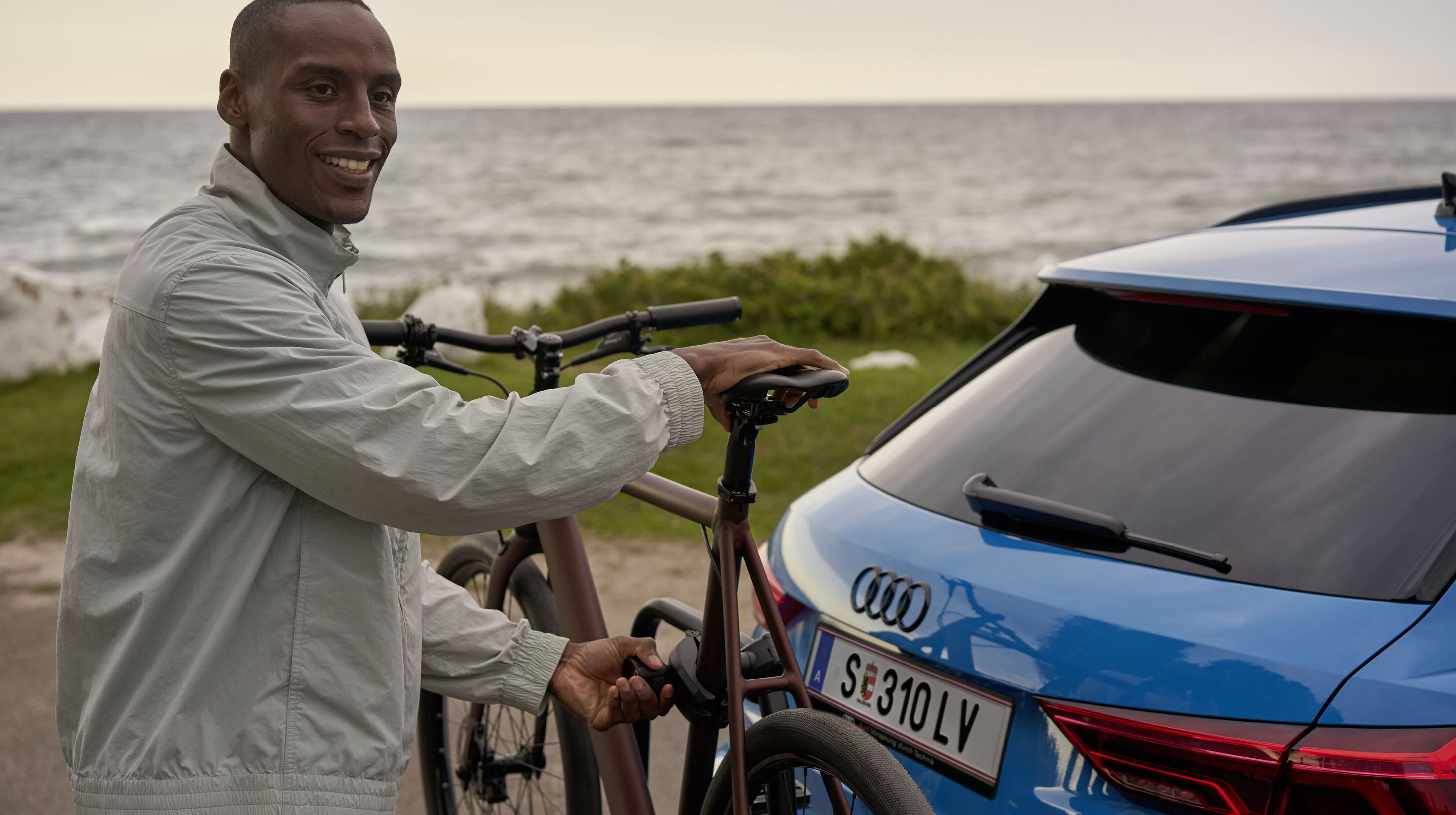 Ein Mountainbiker fährt einen Abhang hinab