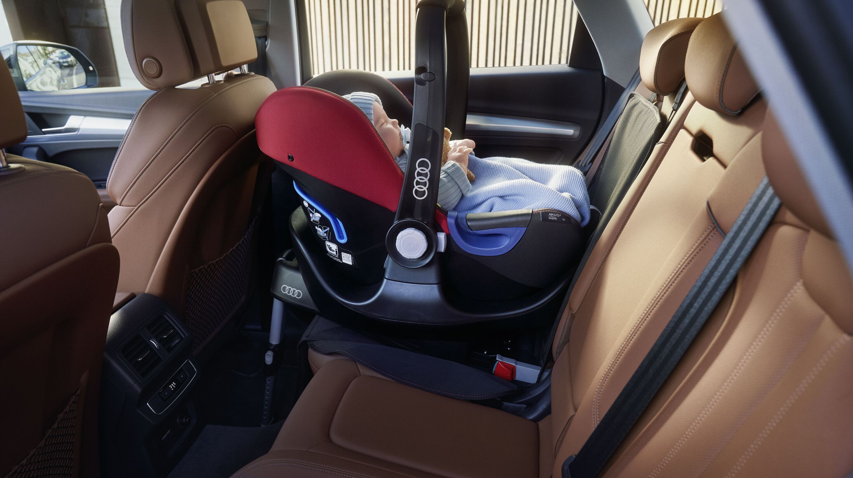 Blick auf den Rücksitz eines Audi mit einem Kindersitz und einem schlafenden Baby
