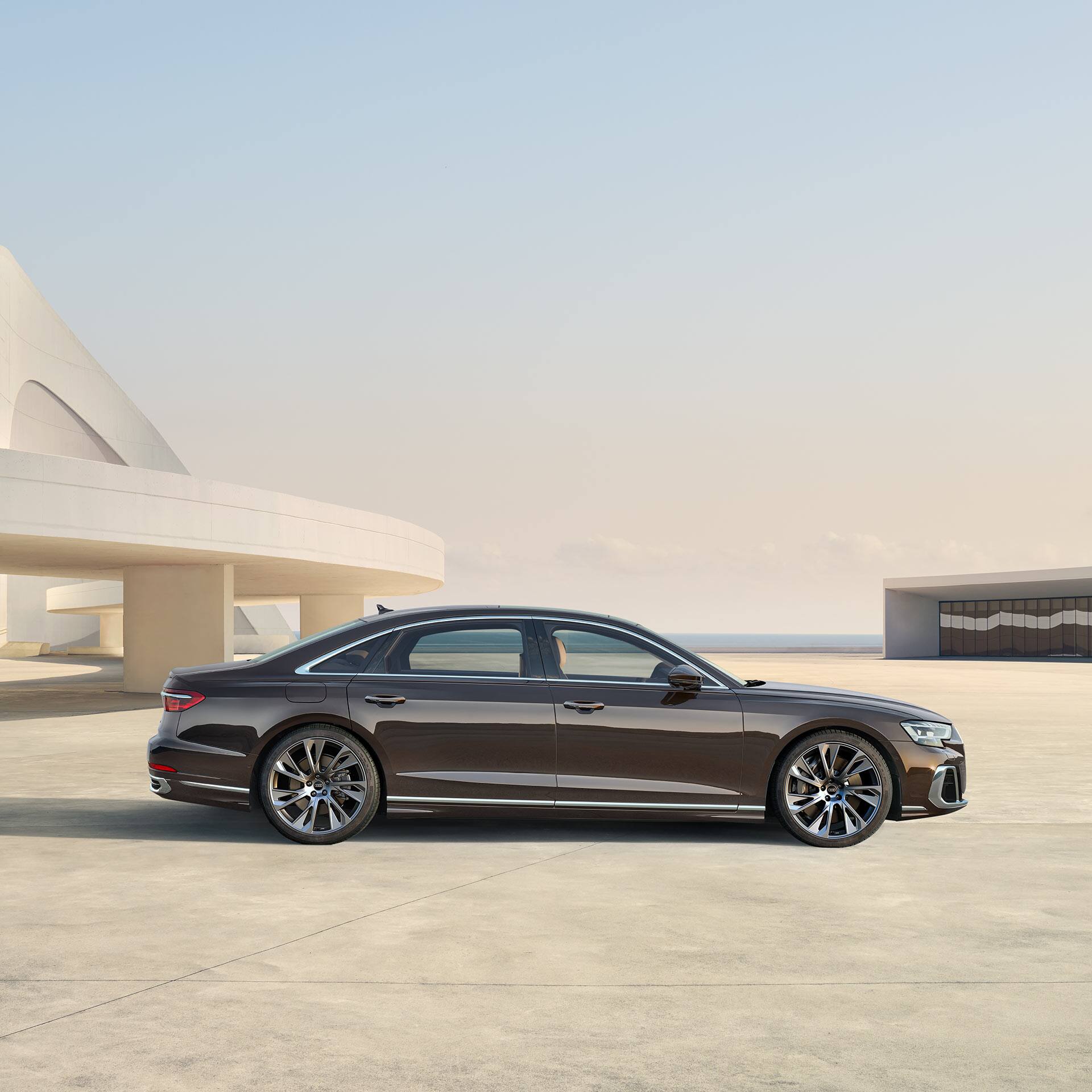 Seitenansicht Audi A8 L in Audi exclusive Lackierung