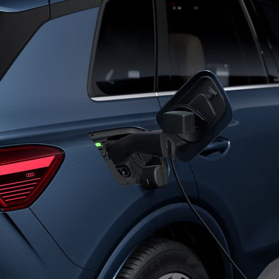 Bližnji posnetek od zadaj, na desni strani odprt napajalni priključek modela Audi Q4 SUV e-tron.