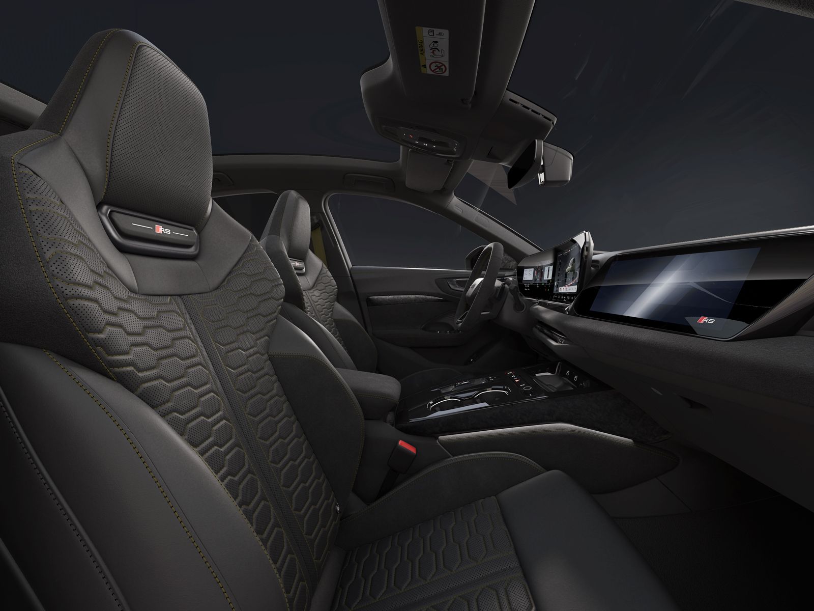 Blick von der Beifahrerseite auf die Sitze und das Cockpit der RS 5 Limousine.