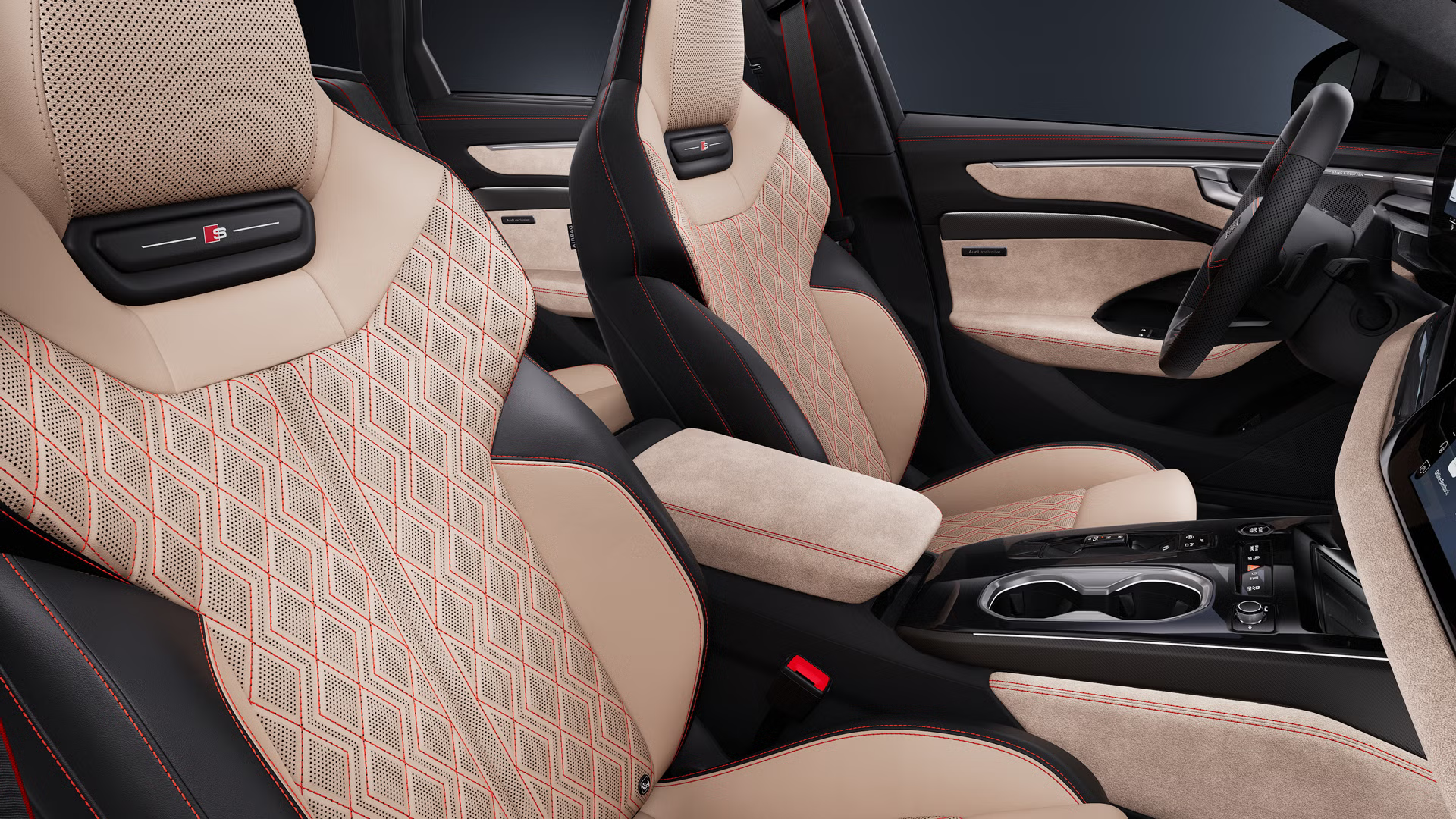 Pogled s sovoznikove strani na voznikov prostor vozila Audi A6 allroad e-hybrid s poudarkom na športnih sedežih.