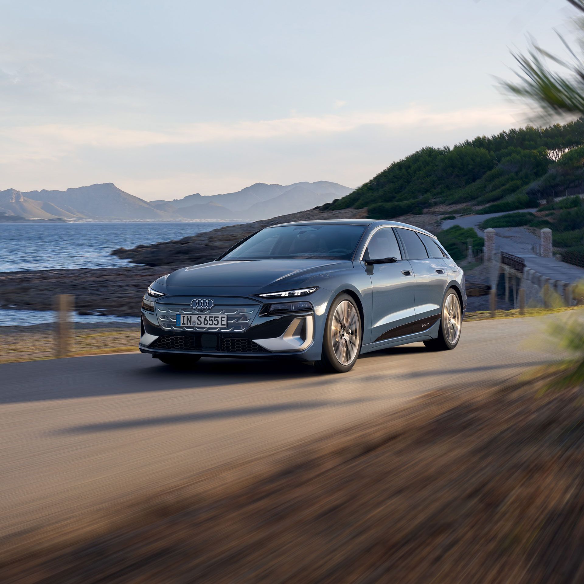 Seitliche Frontalansicht eines Audi S6 Avant e-tron bei der Fahrt