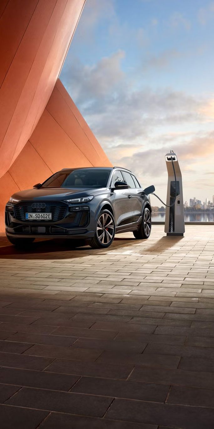 Vozilo Audi SQ6 priključeno na električno polnilnico