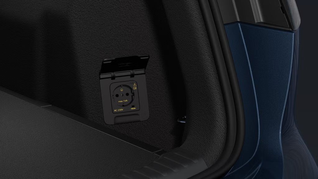 Pogled na odprt prtljažnik in poudarek na 230-voltni vtičnici.