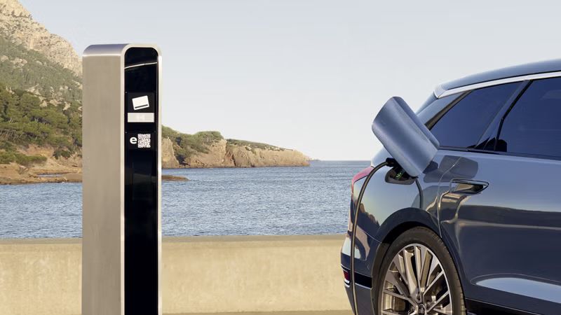 Audi S6 Avant e-tron na polnilni postaji.