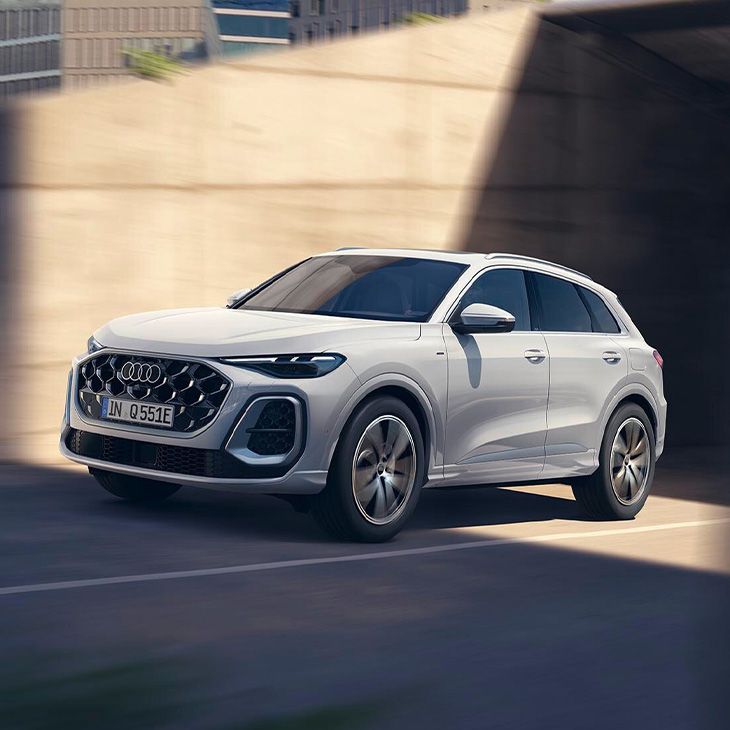 Audi Q5 med vožnjo po cesti.