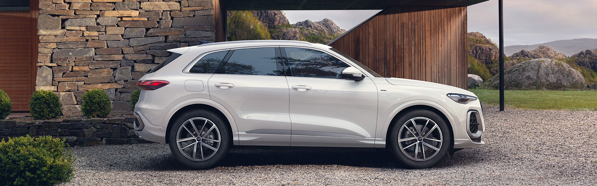 Audi Q5 parkiran pred zgradbo