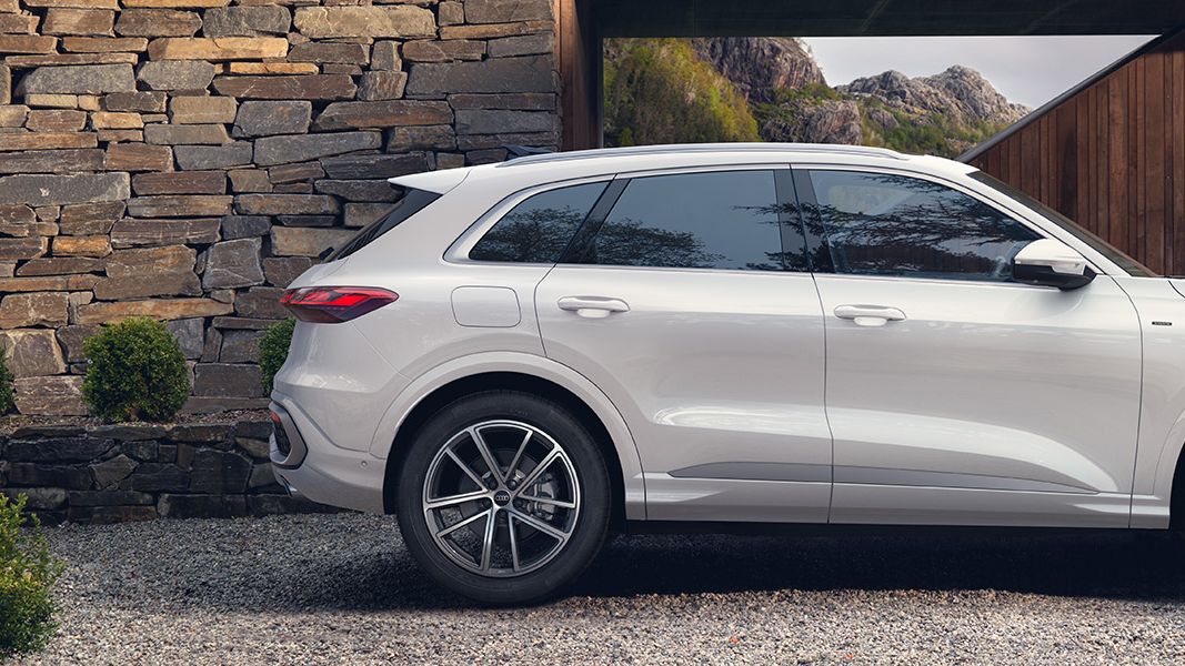 Audi Q5 parkiran pred zgradbo