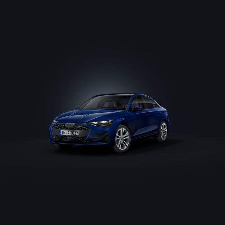 Audi A3 limuzina TFSI e v modri barvi, prikazana iz sprednjega bočnega kota na temnem ozadju z veliko praznega prostora nad vozilom. Izrazita maska Singleframe, LED-žarometi, elegantna silhueta limuzine in priključnohibridni pogon združujejo športno dinamiko, učinkovitost in sodobno premium mobilnost.