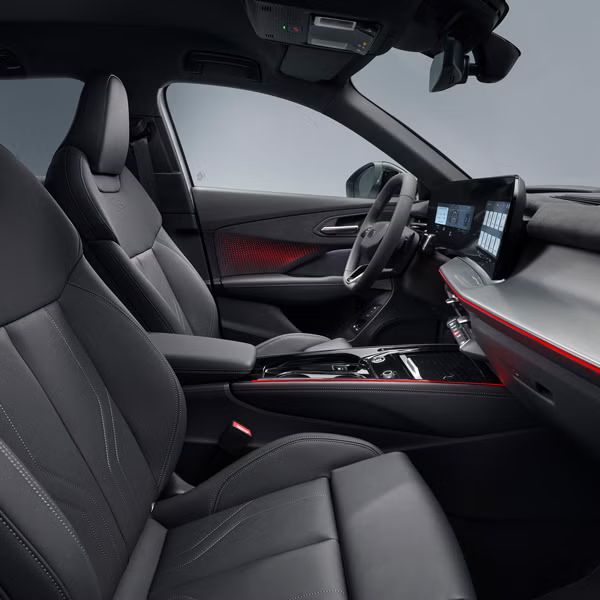 Vorderer Innenraum des Q3 SUV in rotem Ambiente-Licht mit erhöhten Sitzen und Panoramadisplay.