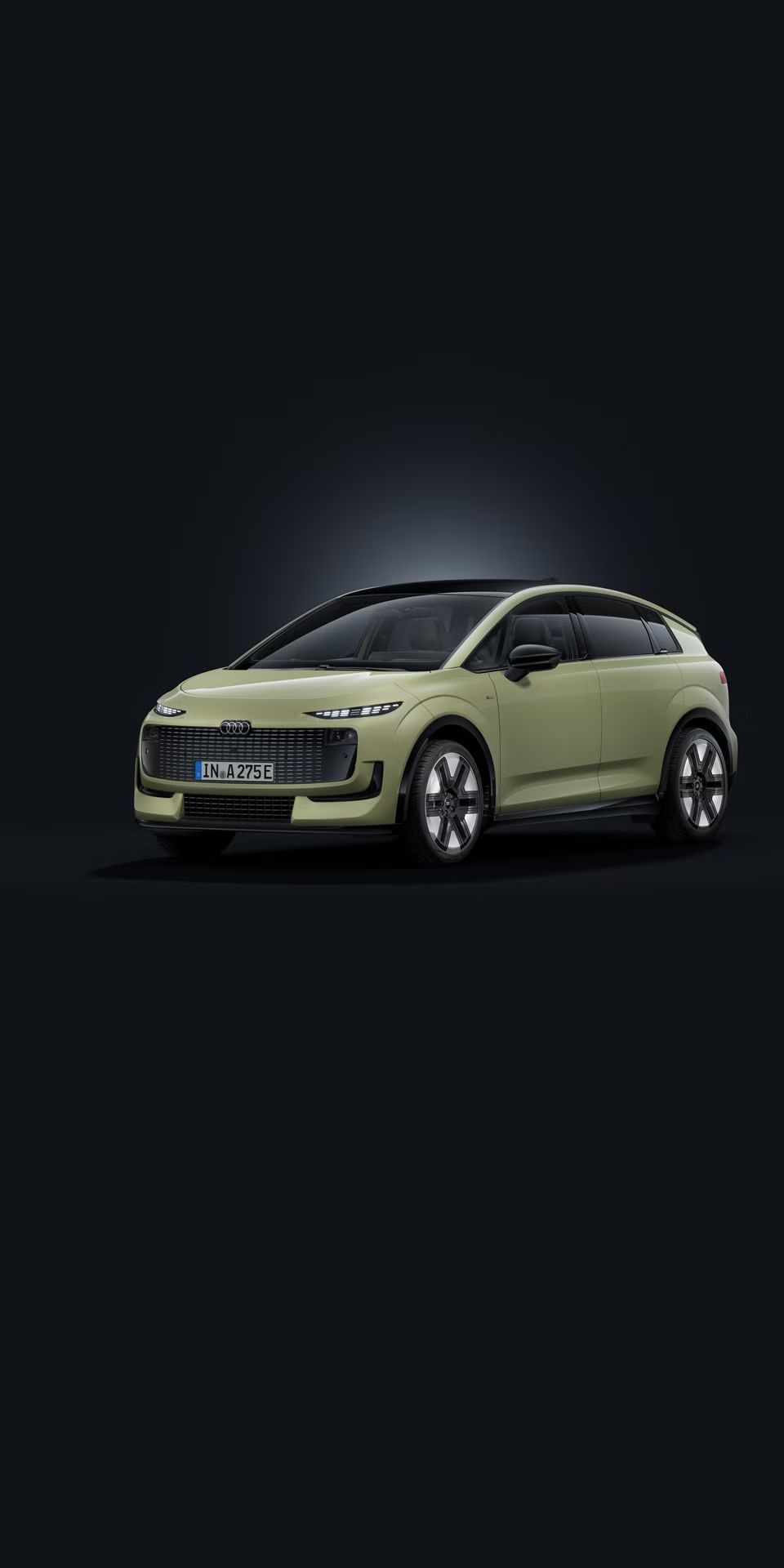 Grüner Audi A2 e-tron von vorne auf dunklem Hintergrund.