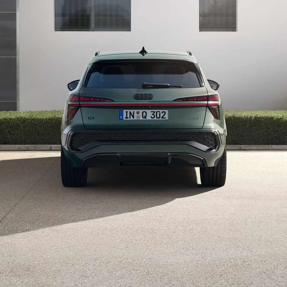 Audi Q3 SUV parkirišče pred hišo