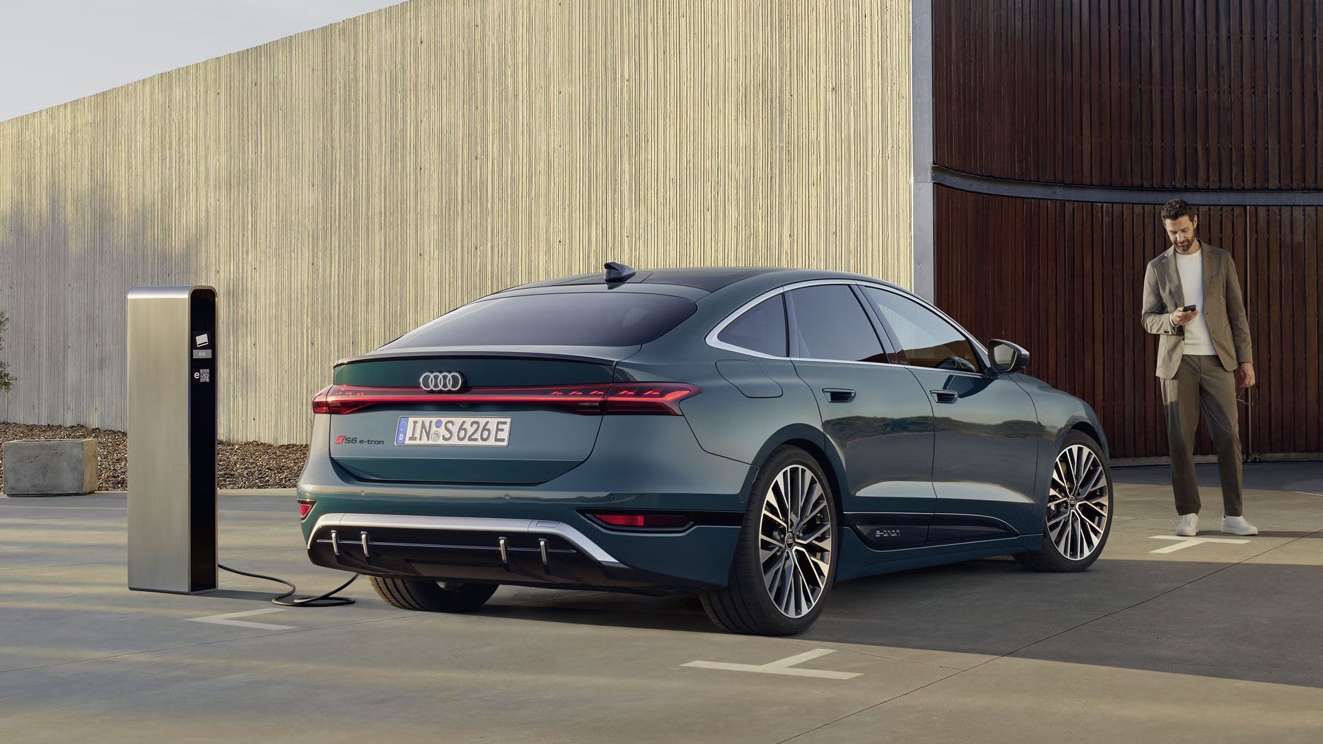 Audi S6 Sportback e-tron na polnilni postaji. 