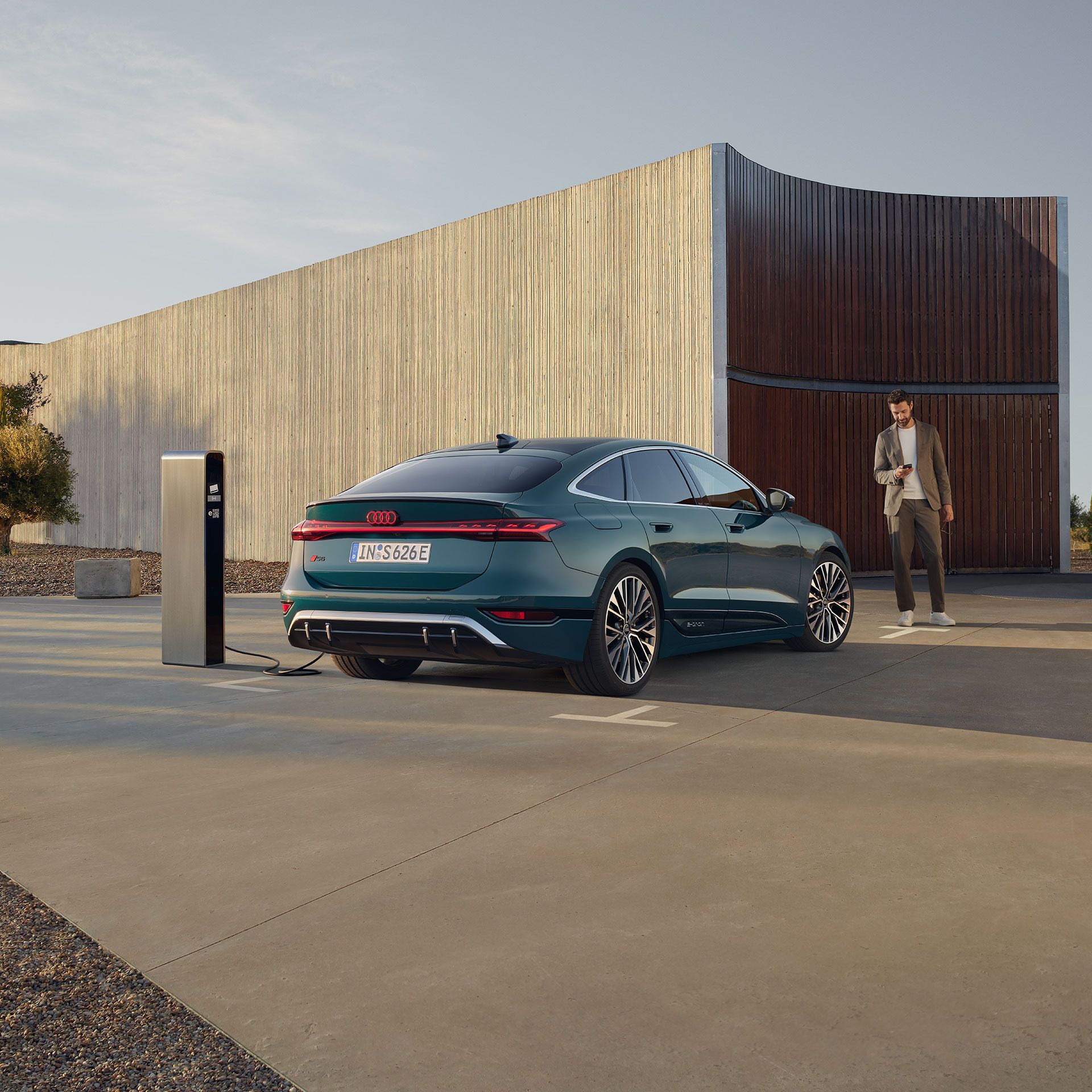 Seitliche Heckansicht eines Audi S6 Sportback e-tron beim Laden