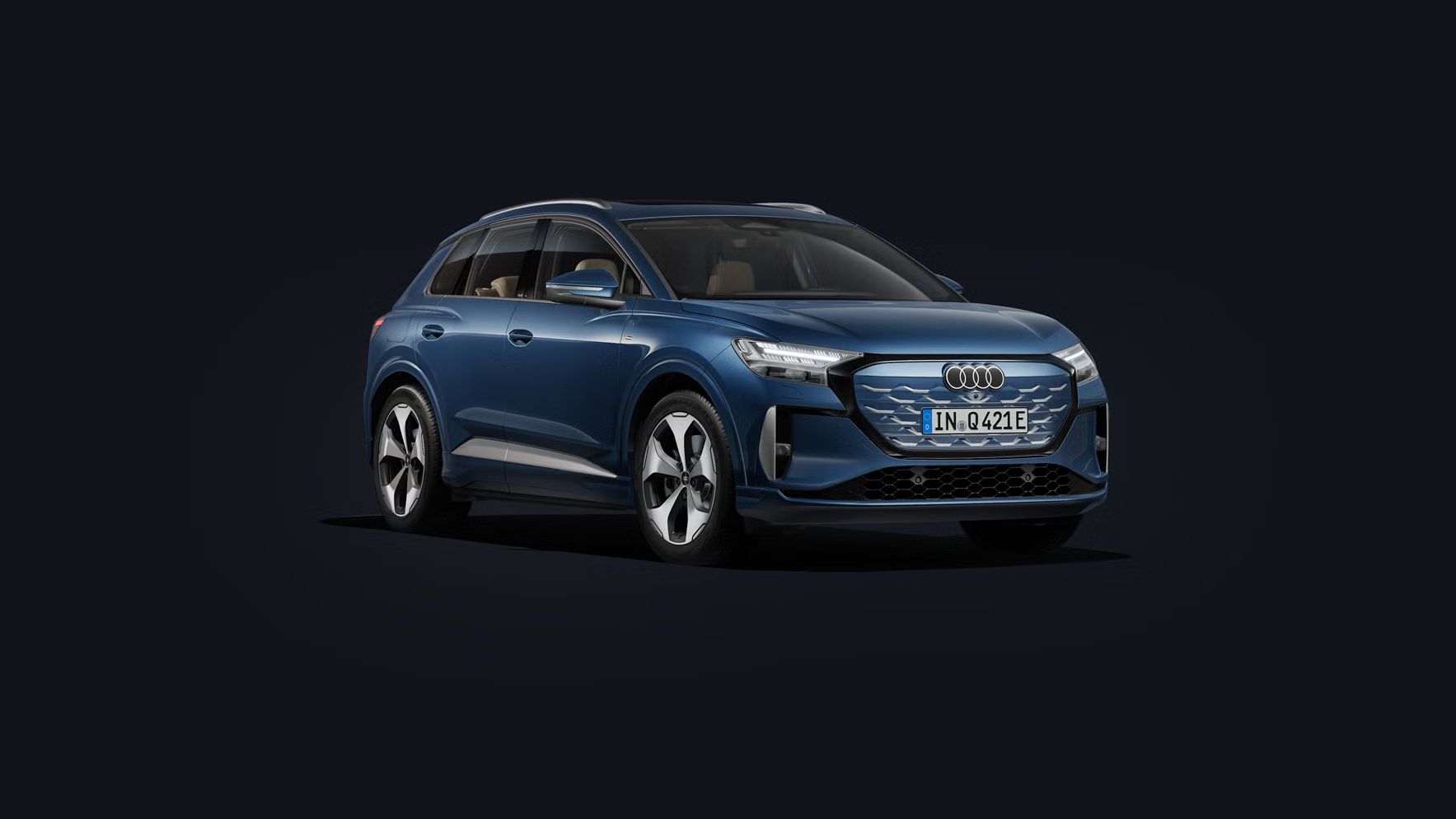 Q4 SUV e-tron stoji na temnem ozadju in se rahlo obrne na desno stran.