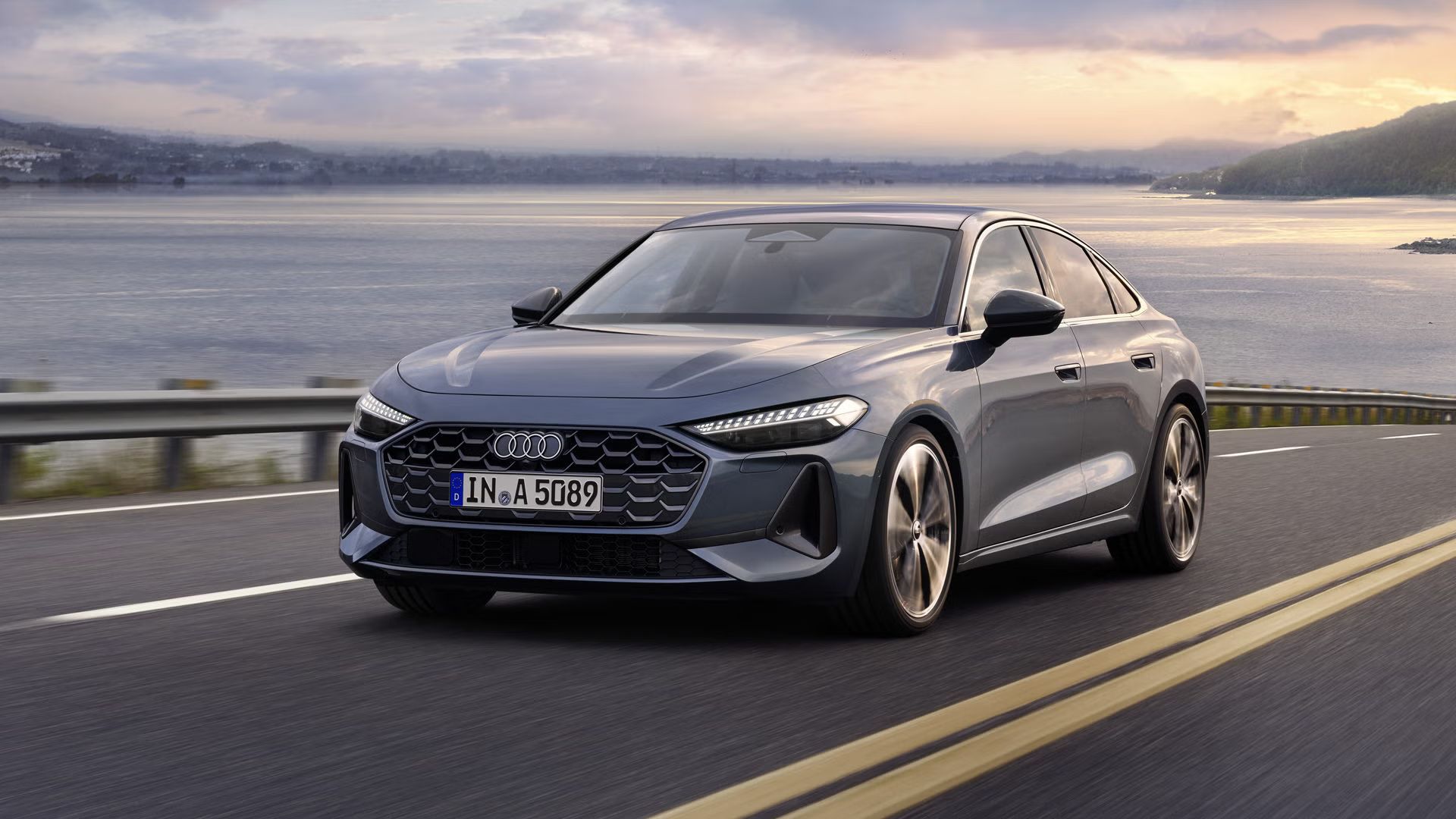 Pogled od spredaj na Audi A5 ob jezeru