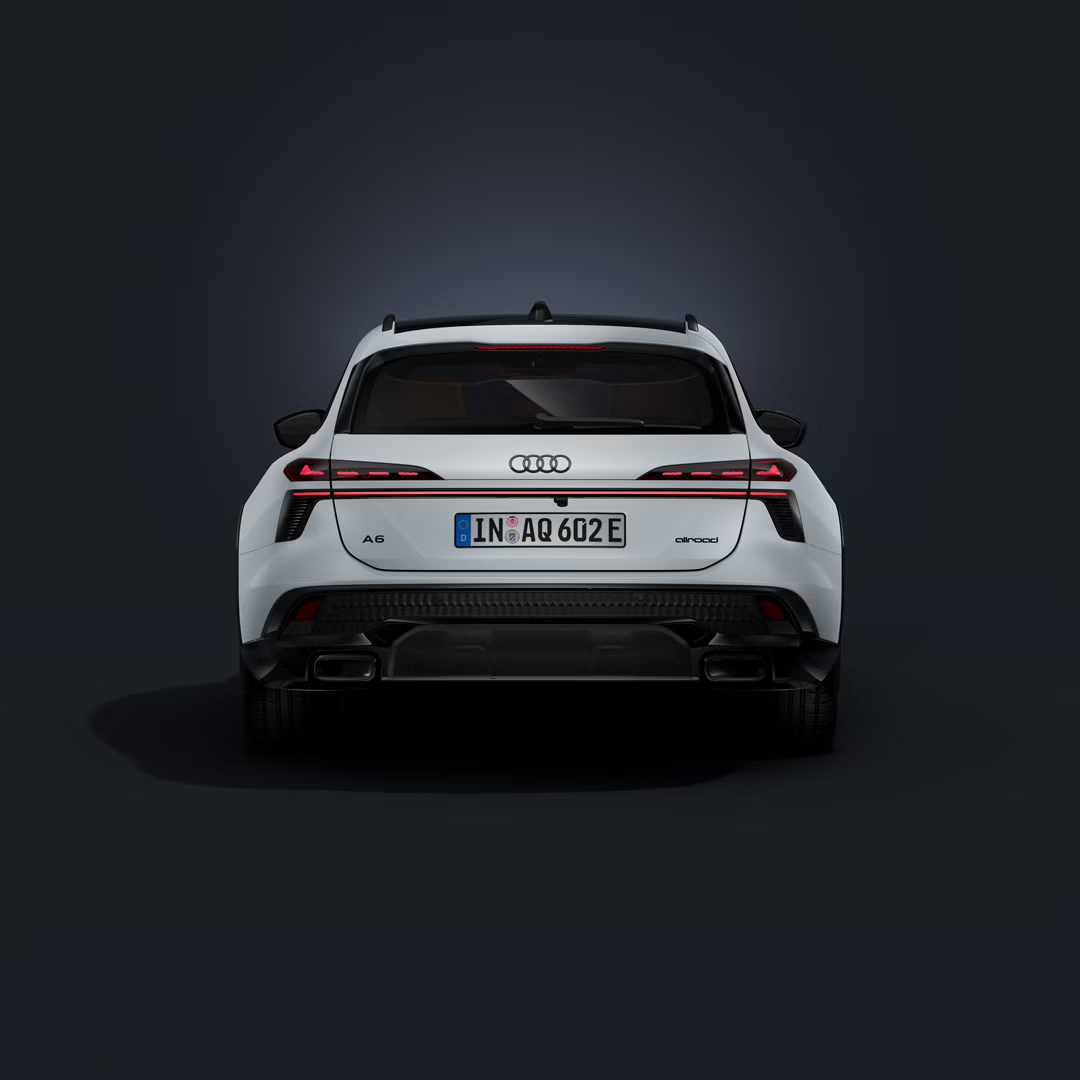 Audi A6 allroad e‑hybrid, prikaz od zadaj na temnem ozadju.