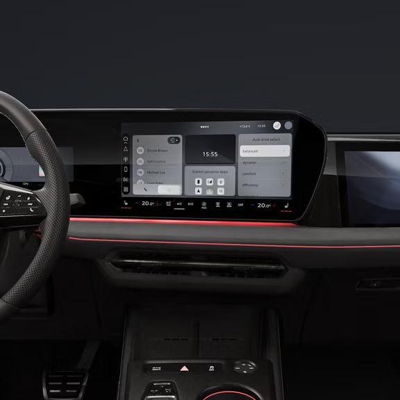 Pogled na sredinsko konzolo s sploščenim volanom, ukrivljenim panoramskim zaslonom in zaslonom za spotnika.