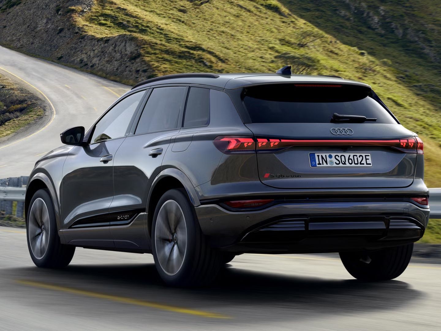 Audi SQ6 na ovinkasti cesti