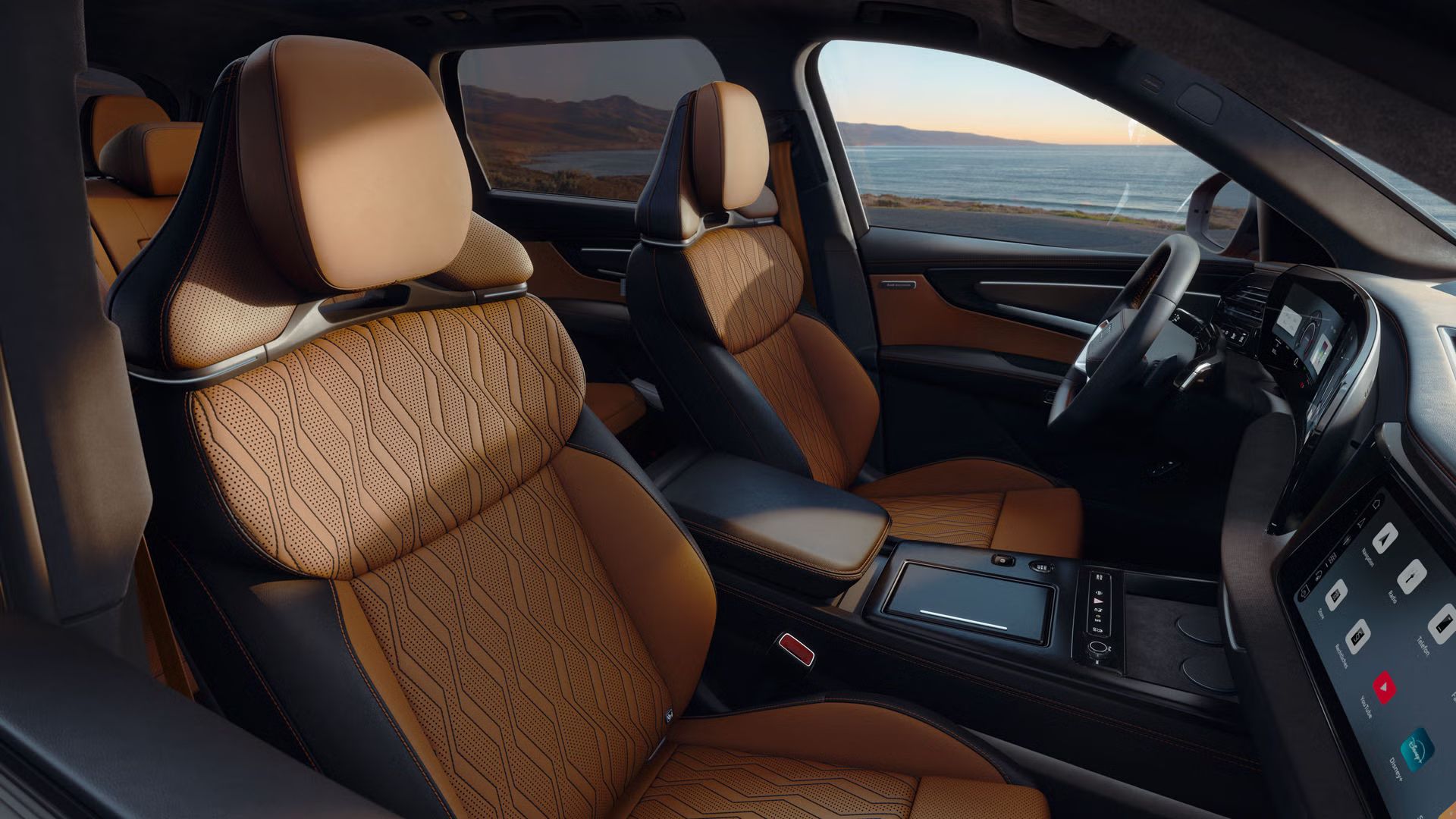 Notranjost Audi Q9 SUV z komfortnima sprednjima sedežema, digitalnim kokpitom in kakovostnimi materiali.
