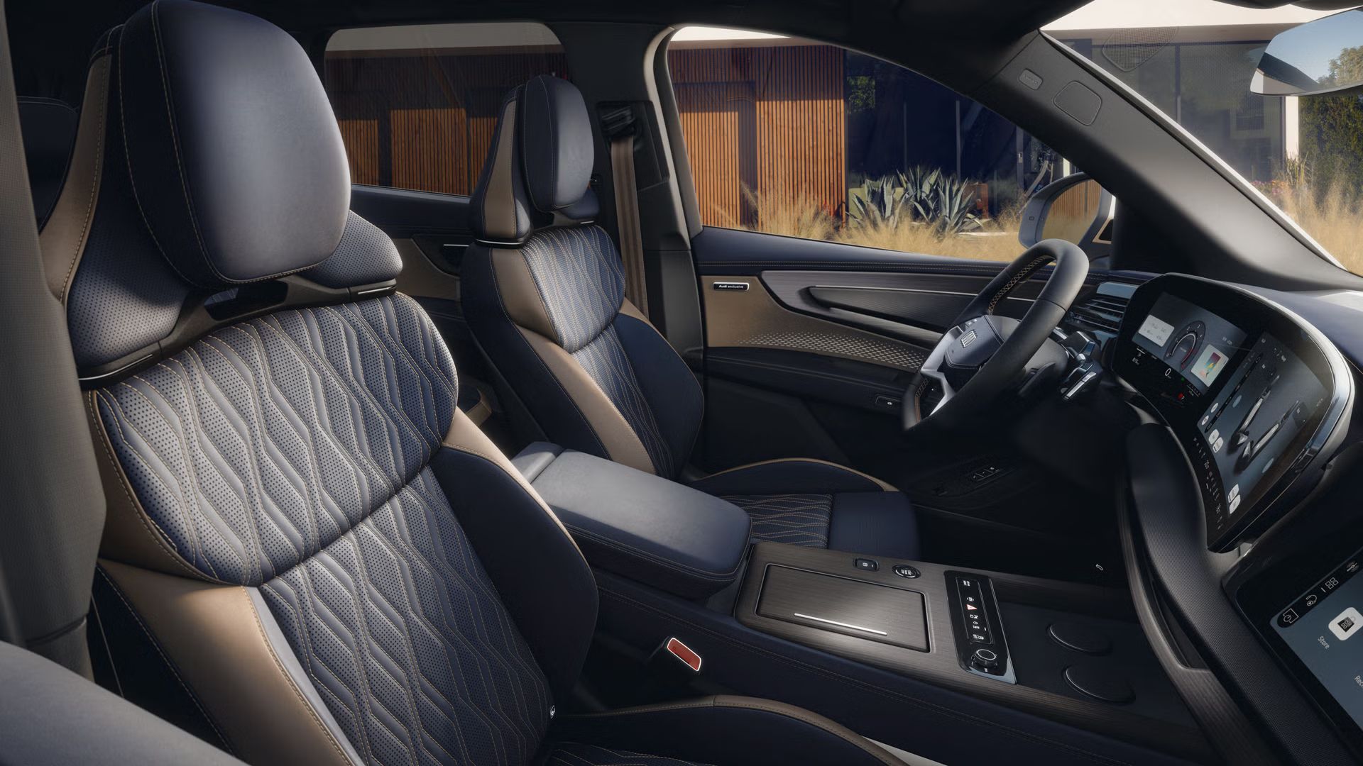 Pogled skozi sovoznikovo okno na voznikov prostor Audi Q7 SUV na design paket Audi exclusive bajkalsko modre/neodimsko zlate barve.