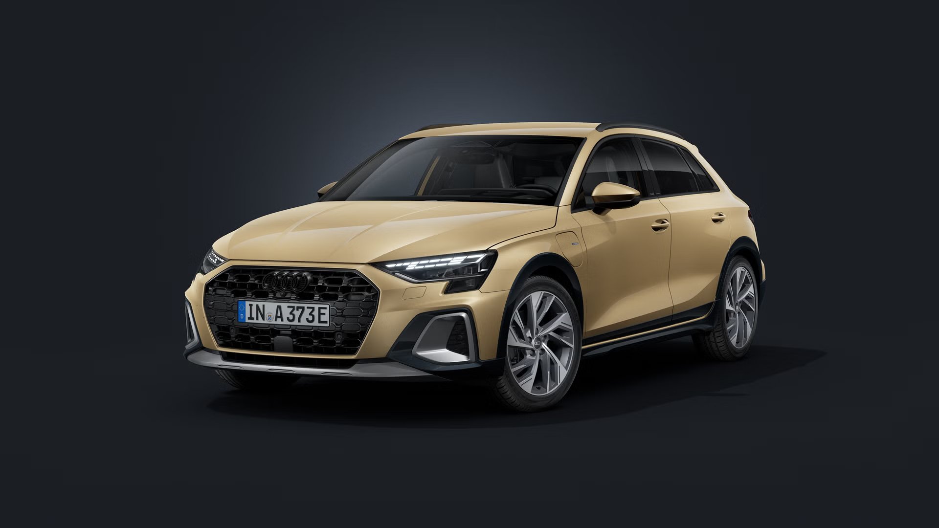 Audi A3 allstreet TFSI e, fotografiran iz sprednjega bočnega kota na temnem studijskem ozadju, z izrazito masko hladilnika, LED-žarometi in robustnimi oblikovnimi poudarki.