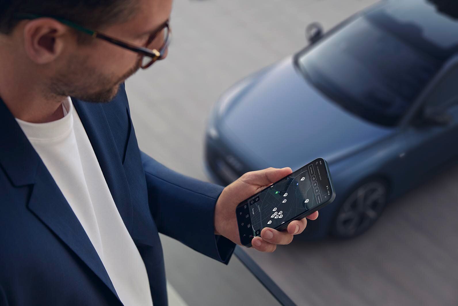 Prikaz vozila Audi A6 Sportback e‑tron ter aplikacije myAudi za enostavno iskanje polnilnih postaj.